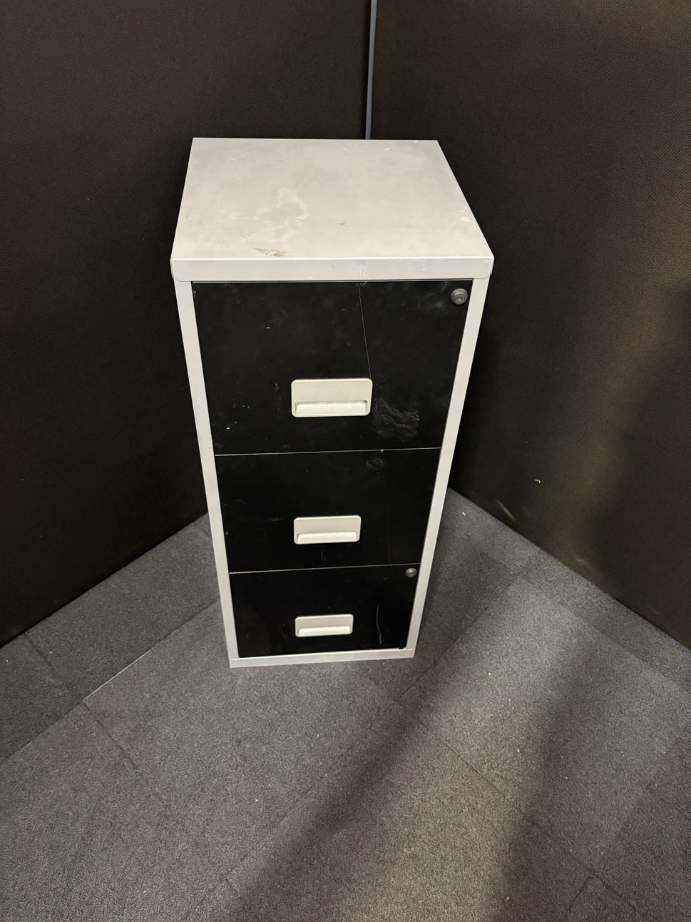 Secondhand silver and black metal 3 drawer A4 Home office filing cabinet with key 400Dx400Wx960H