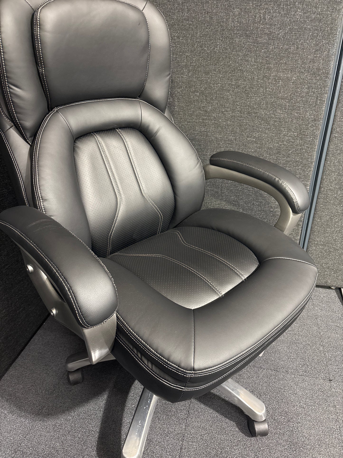 Atlas executive chair in black leather faced