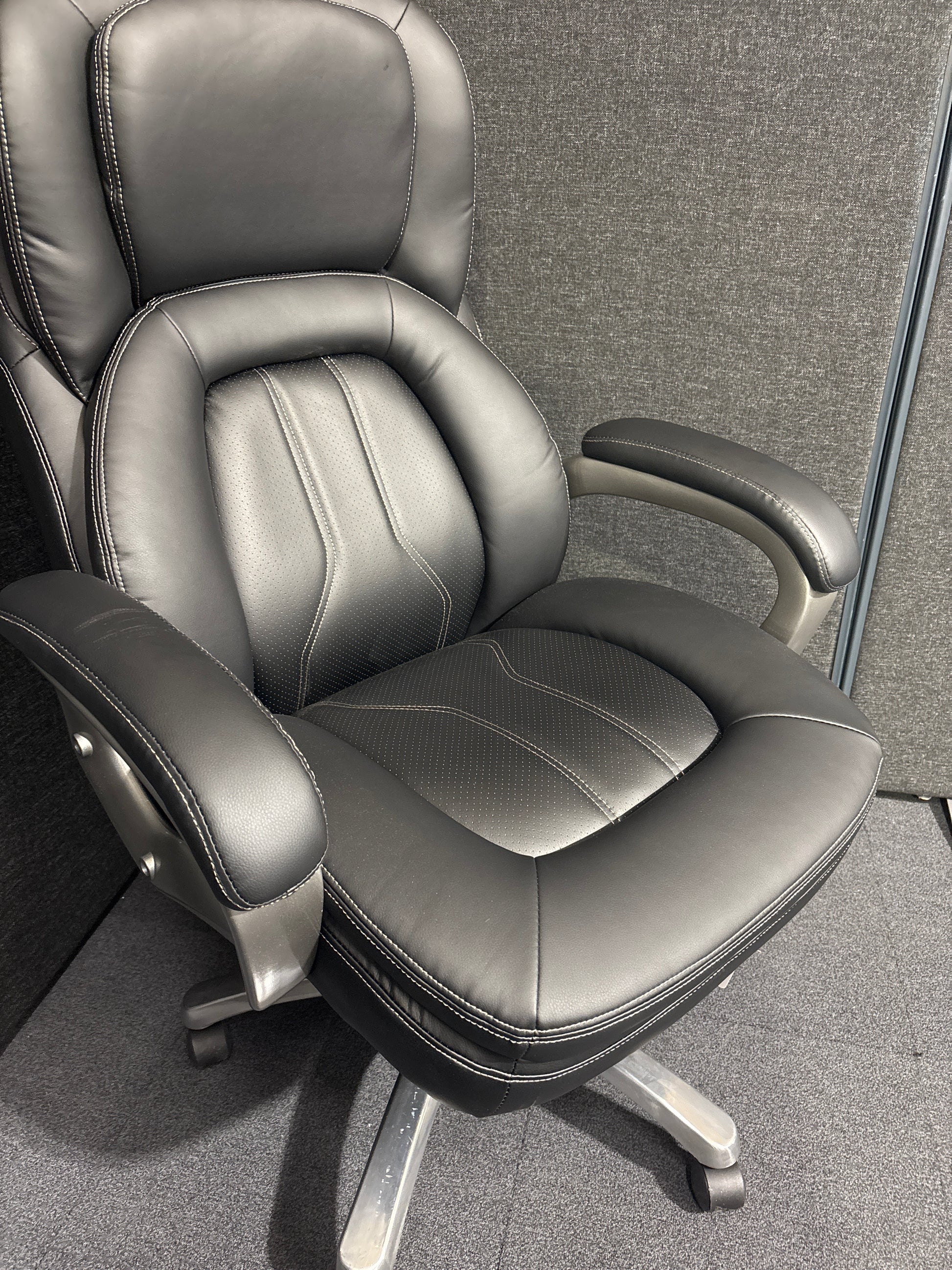 Atlas executive chair in black leather faced