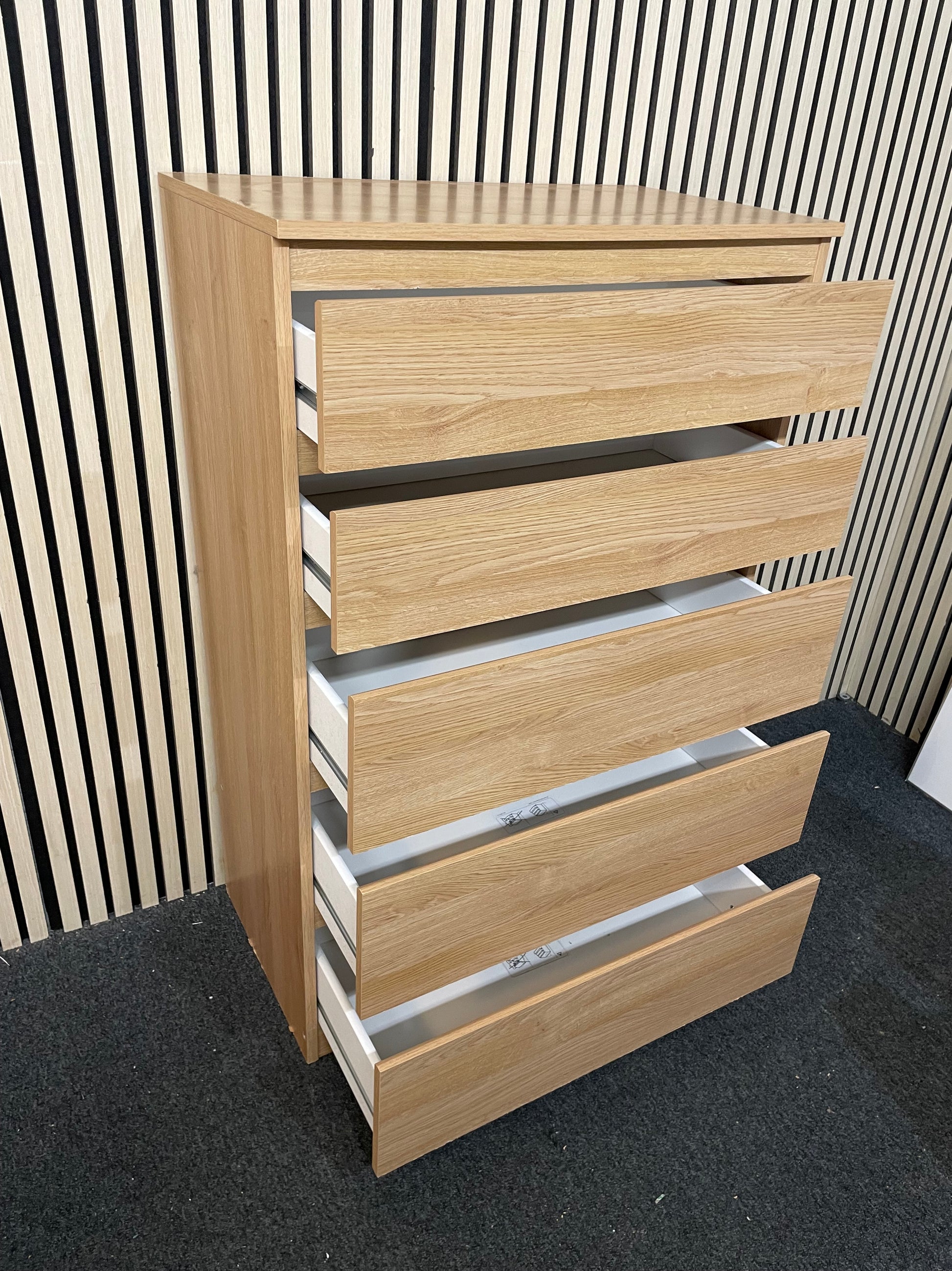 Oak laminate 5 drawer chest (H 112 x W 70 x D 40 cm) 1226