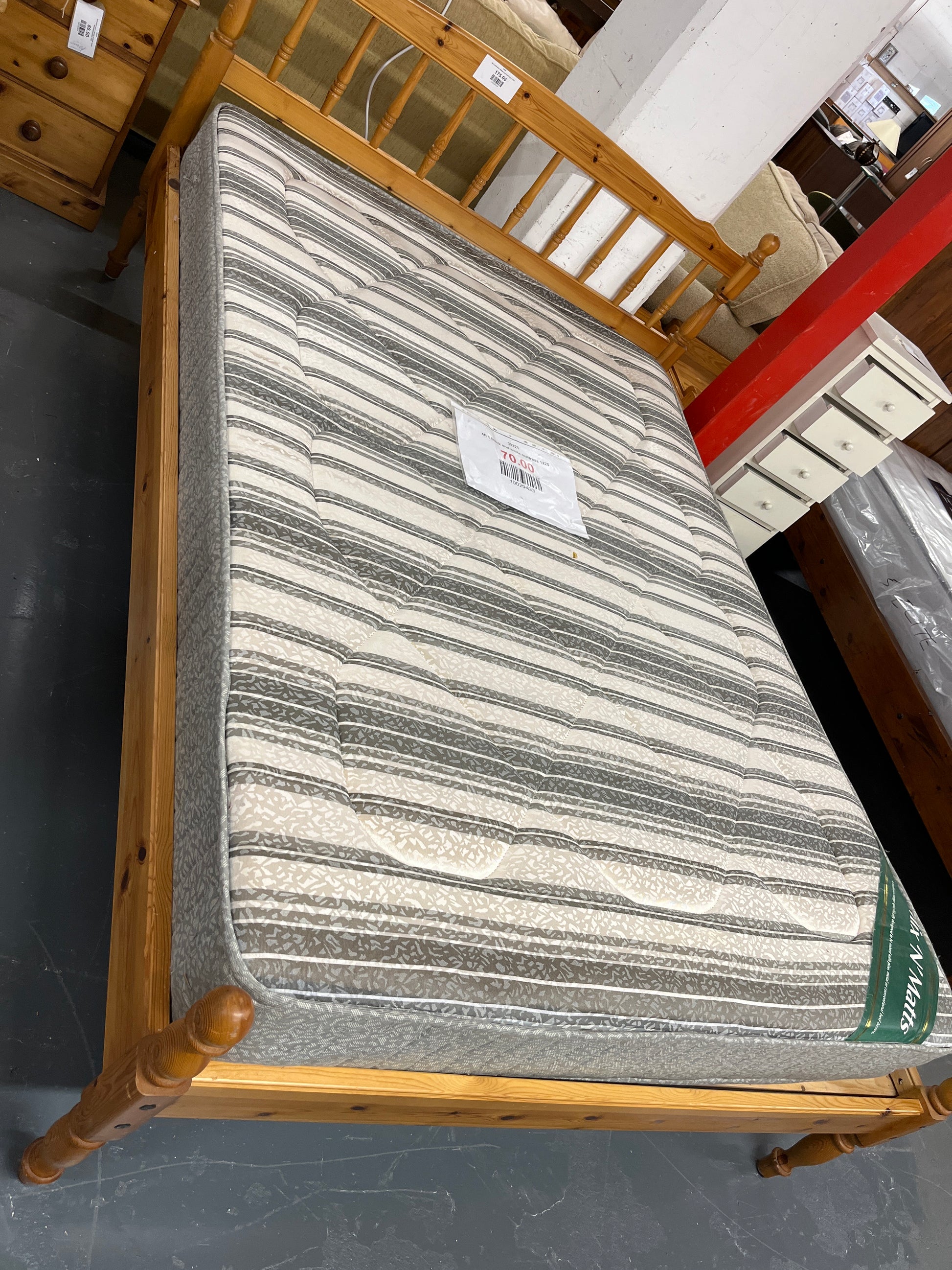 4ft 6 black and white mattress 1225