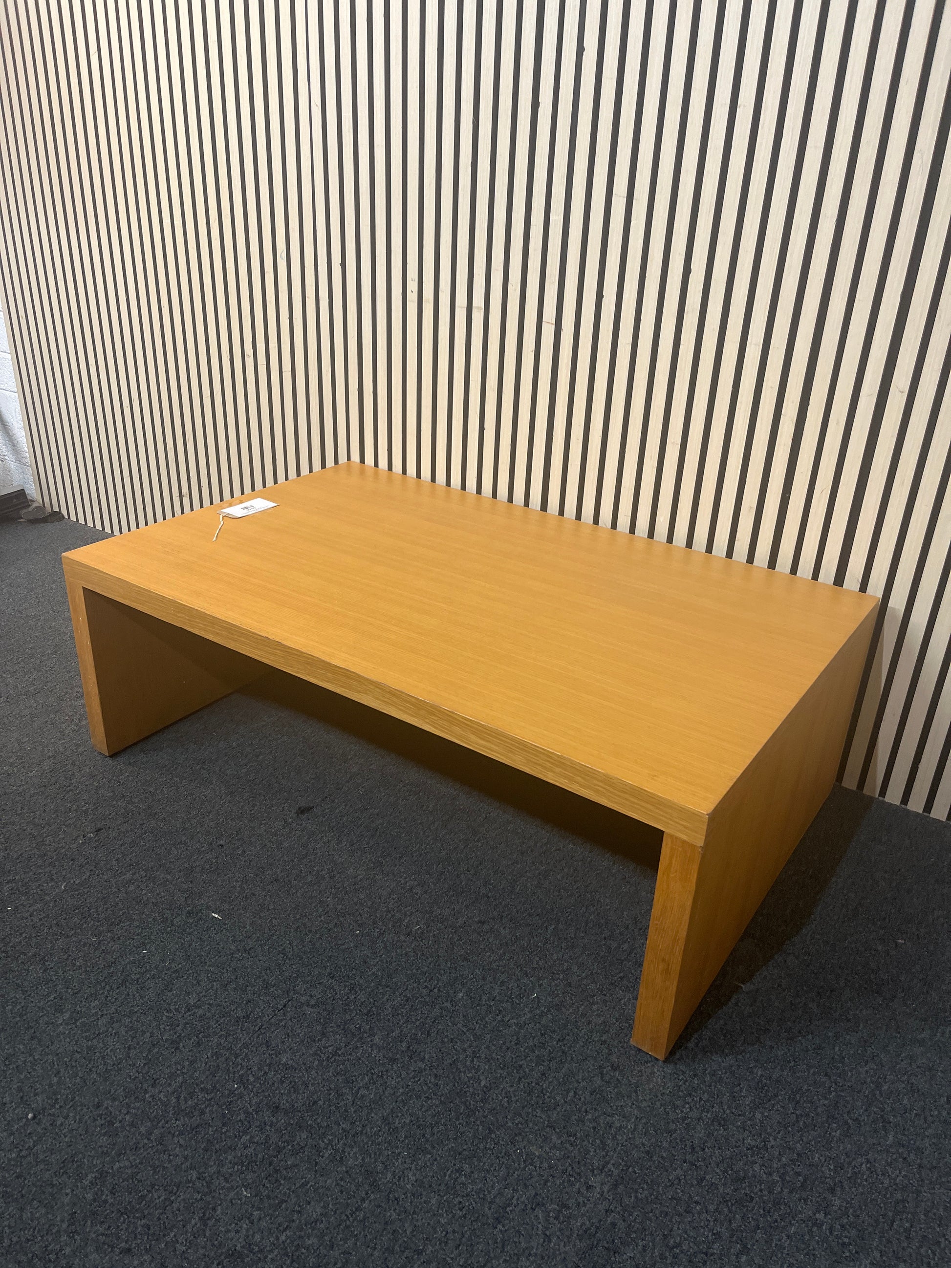 Large rectangular oak low coffee table with glass top (H 40 x W 120 x D 76 cm) 43479