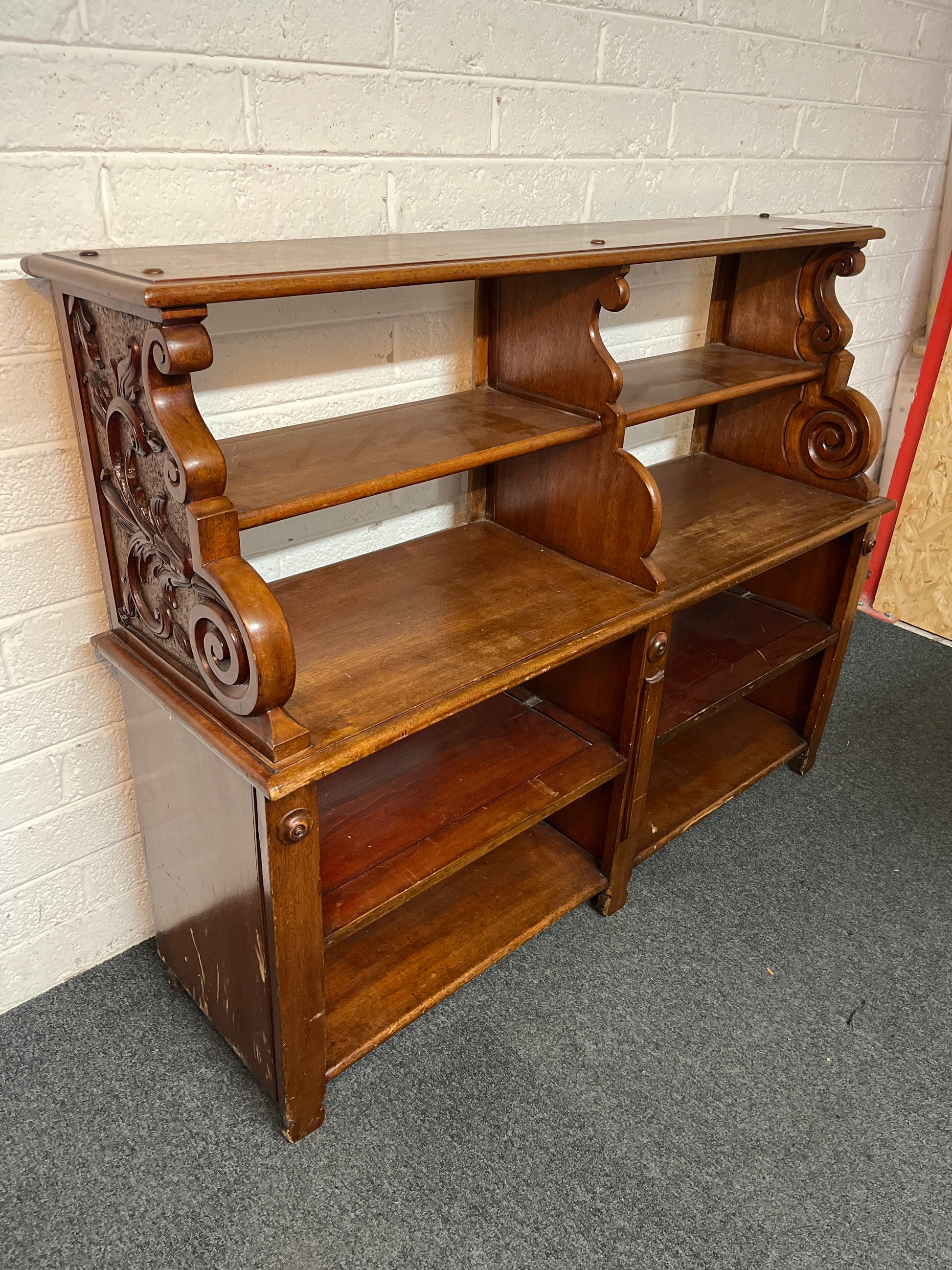 Tall open fronted mahogany bookcase (H 120 x W 153 x D 47 cm) 1325