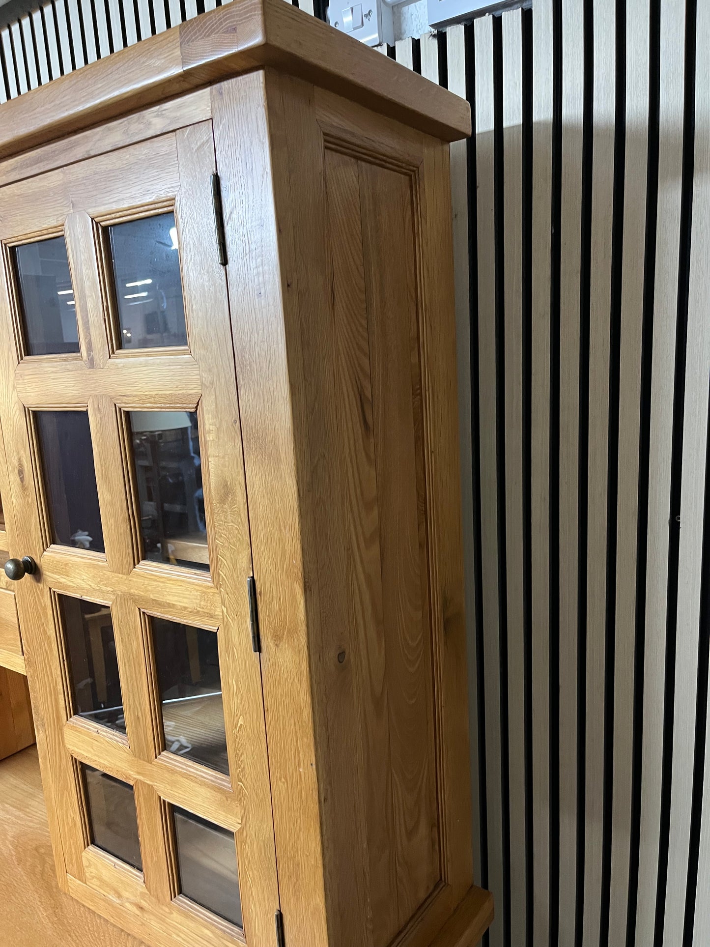 Tall solid oak kitchen dresser with glass doors and drawers, in 2 sections (H 200 x W 160 x D 60 cm) 2325