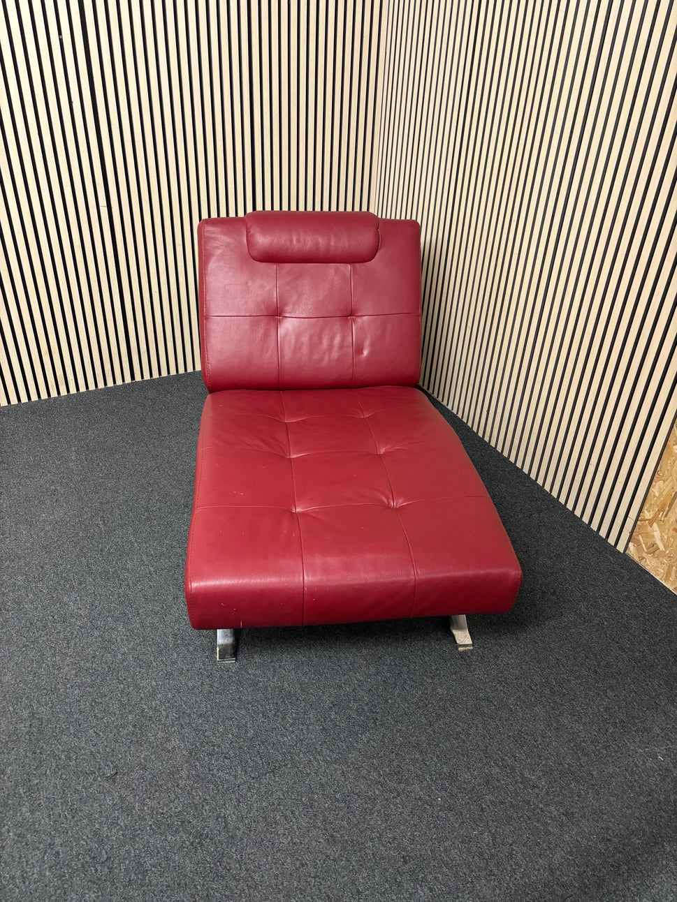 Real Italian wine leather lounger sofa with chrome metal frame. Dims 126Lx80D 2425