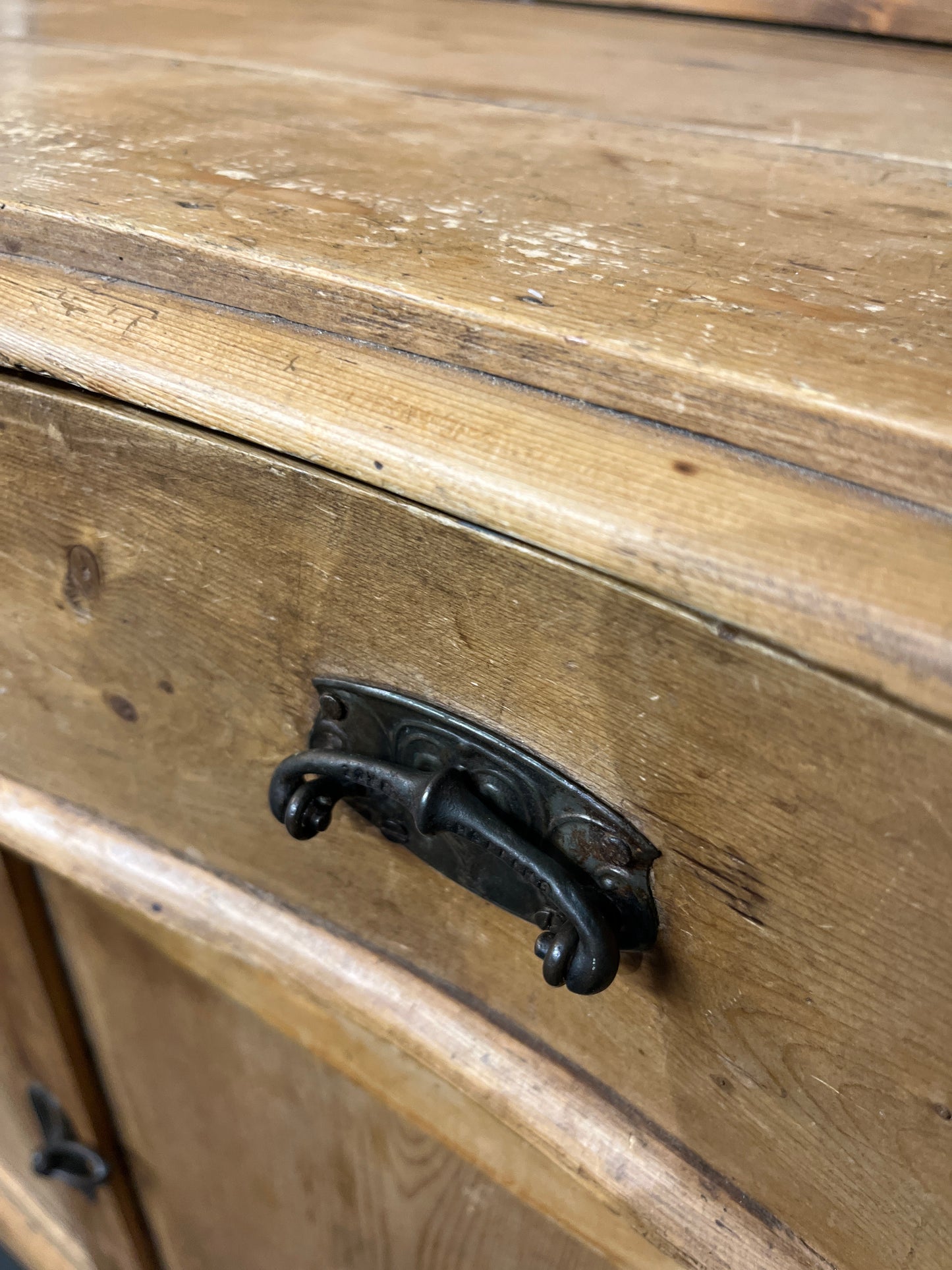 Pitch pine bow fronted 2 door 1 drawer sideboard with upstand (H 142 x W 108 x D 56 cm) 1126