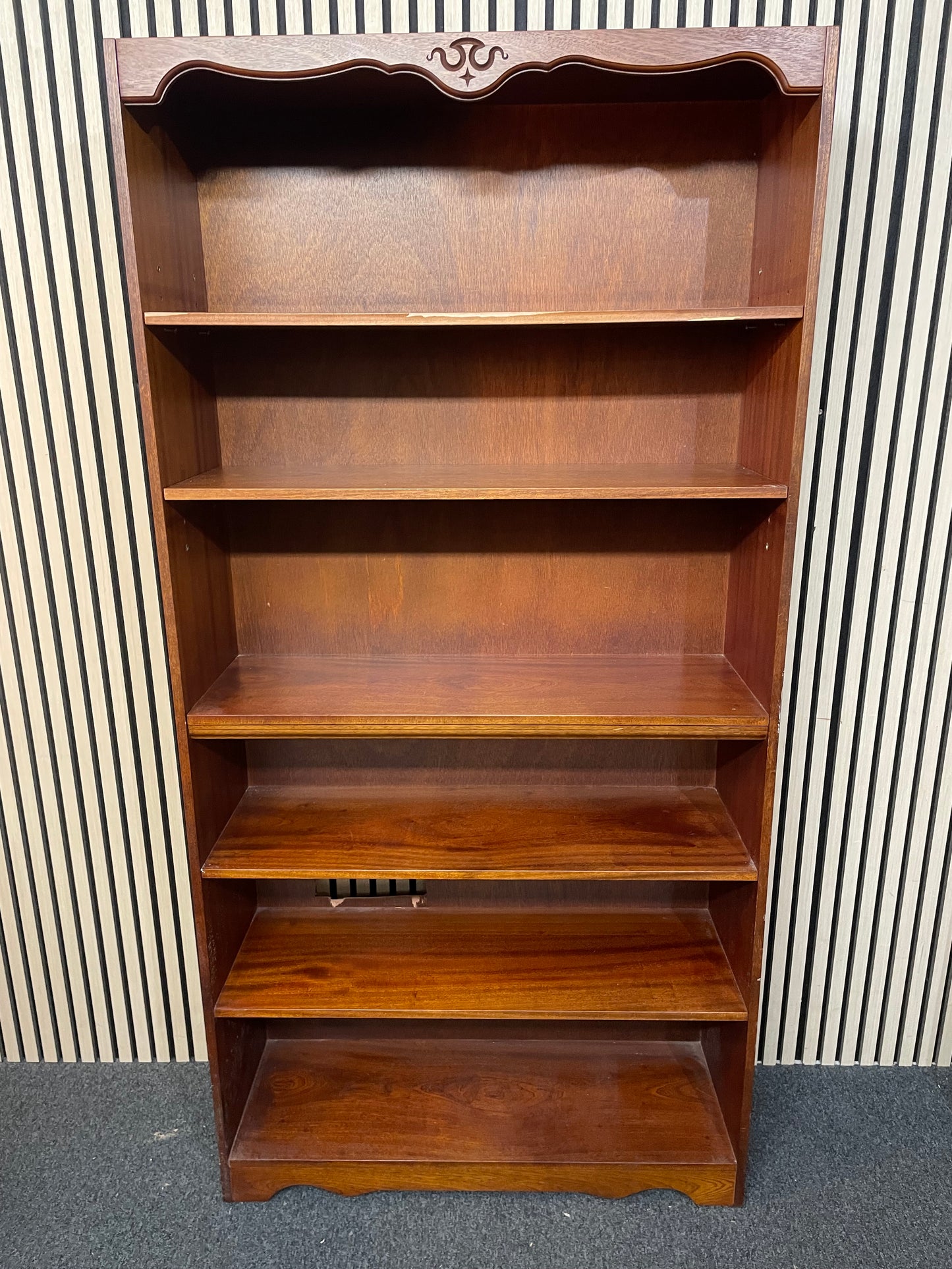 Tall rossmore mahogany open bookcase with ornate detail and adjustable shelves (H 183 x W 92 x D 31 cm) 2425