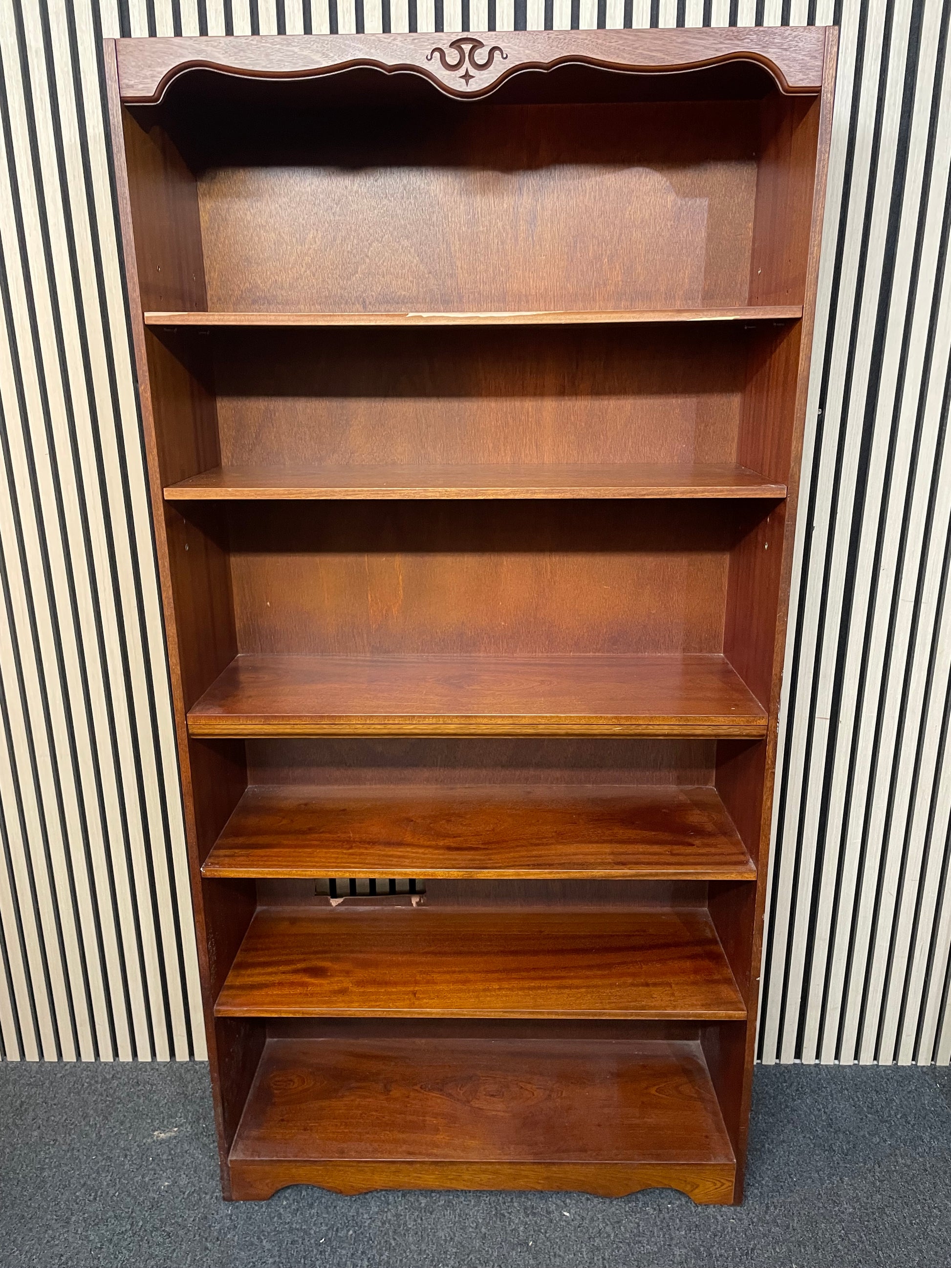 Tall rossmore mahogany open bookcase with ornate detail and adjustable shelves (H 183 x W 92 x D 31 cm) 2425