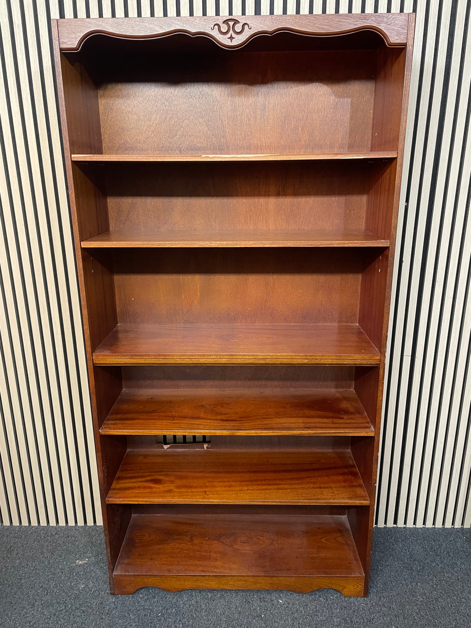 Tall rossmore mahogany open bookcase with ornate detail and adjustable shelves (H 183 x W 92 x D 31 cm) 2425