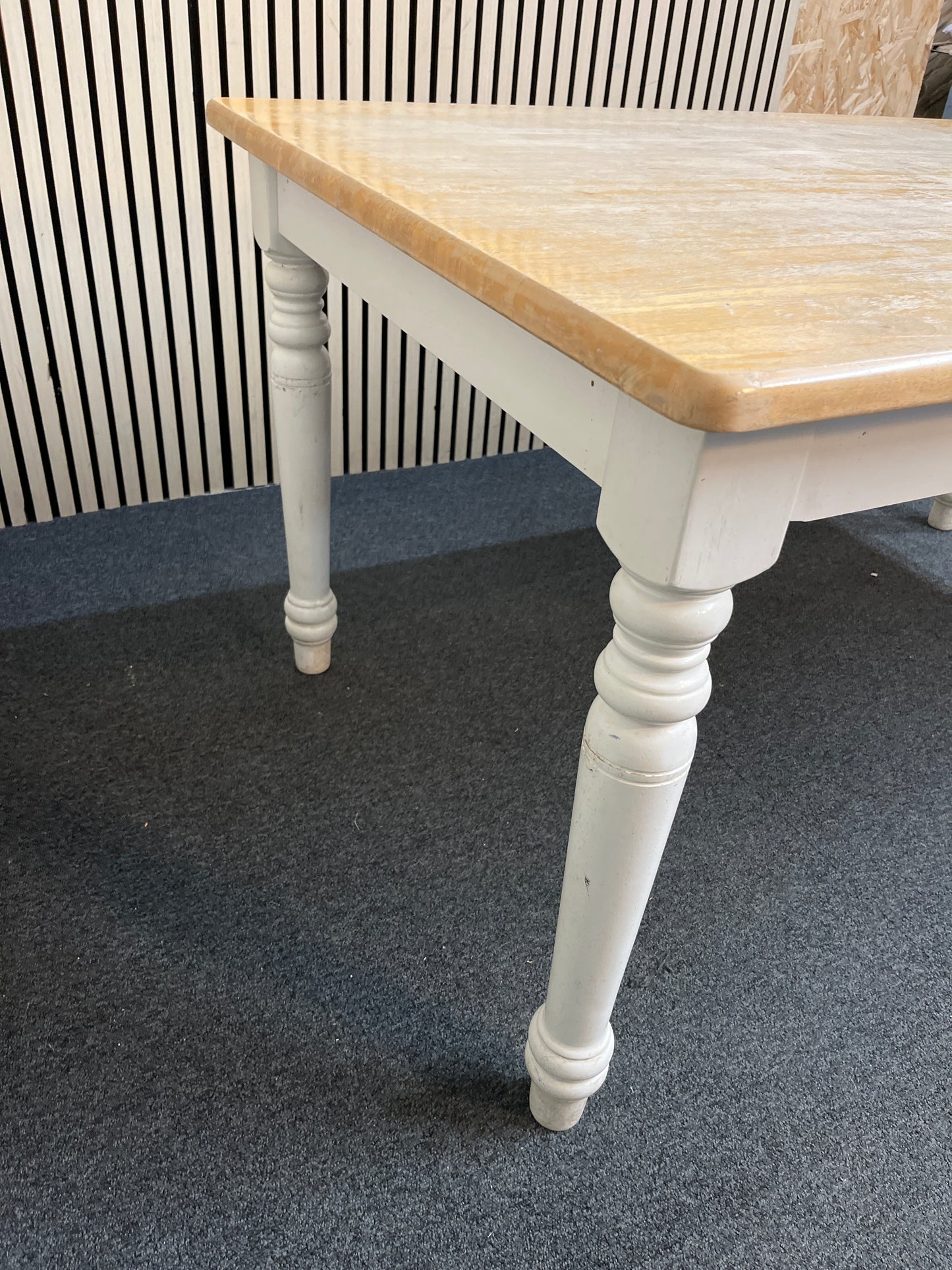 Rectangular rubberwood and white framed dining table (L 150 x W 92 cm) 3126
