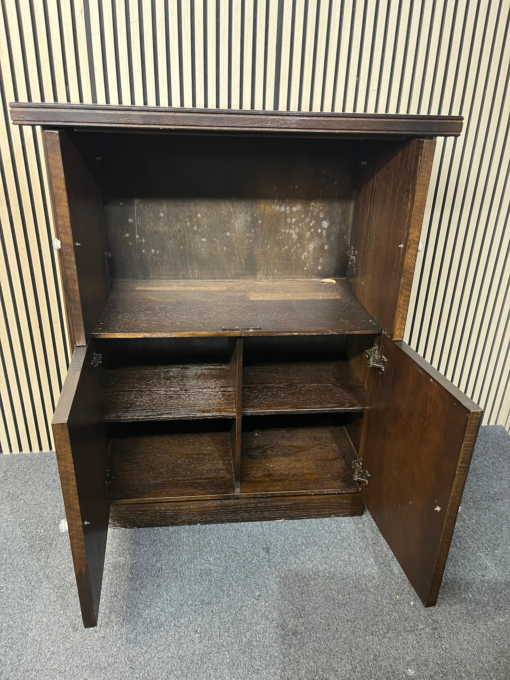 4 door darkwood laminate tv unit (H 139 x W 110 x D 56 cm) 2226