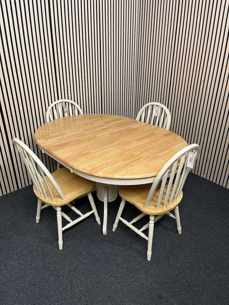 Round light wood dining table with four matching spindle chairs (diameter 105 cm + 45 cm extension)  44560