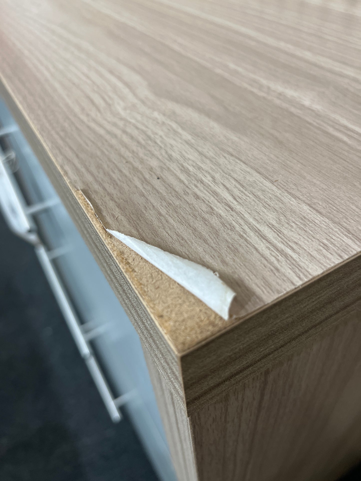 Oak laminate and white gloss 3 drawer chest with slight peeling to top (H 86 x W 80 x D 40 cm) 1126