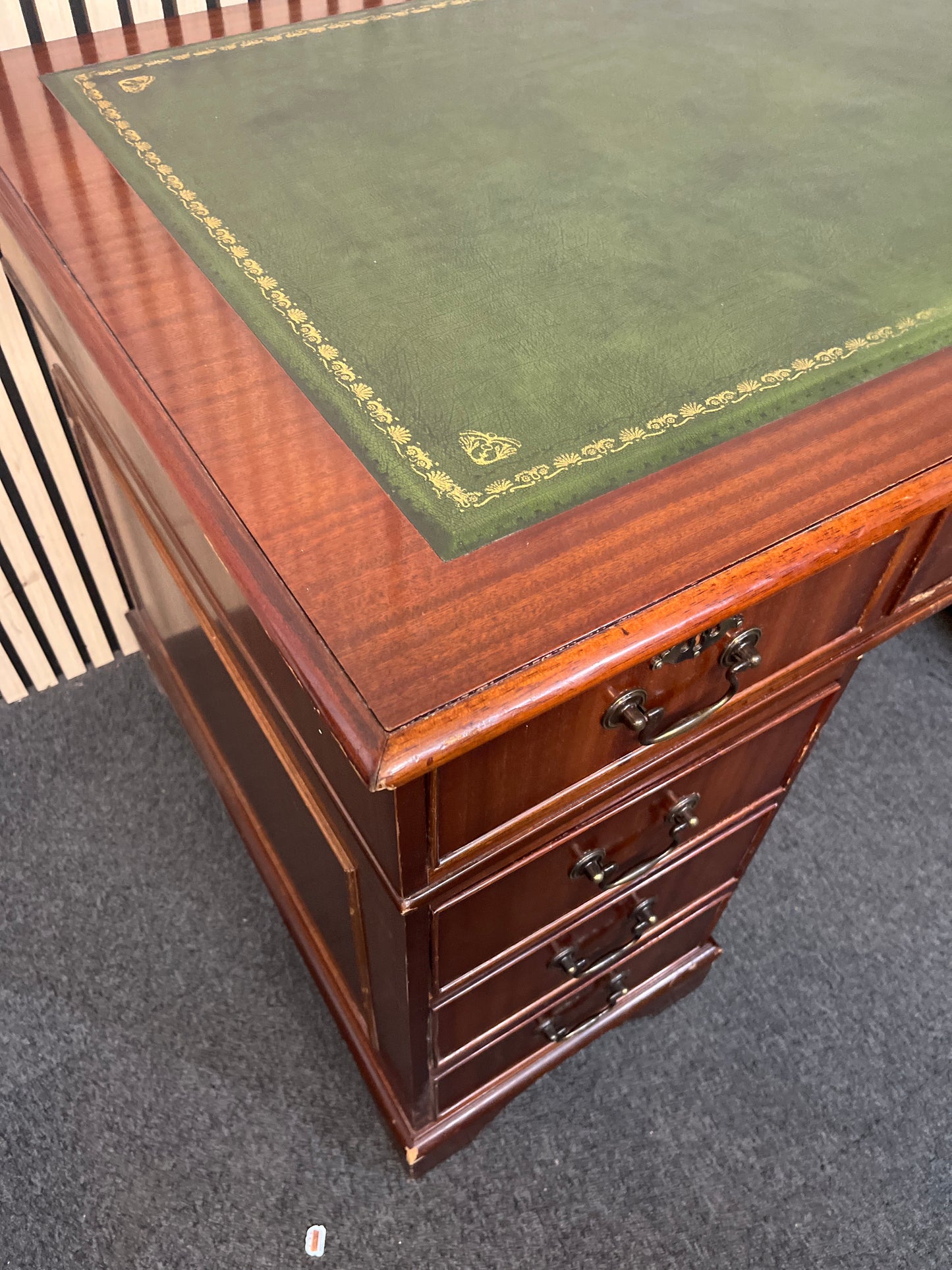 Ornate mahogany writing bureau with leather top (H 77 x W 137 x D 79cm 43827A