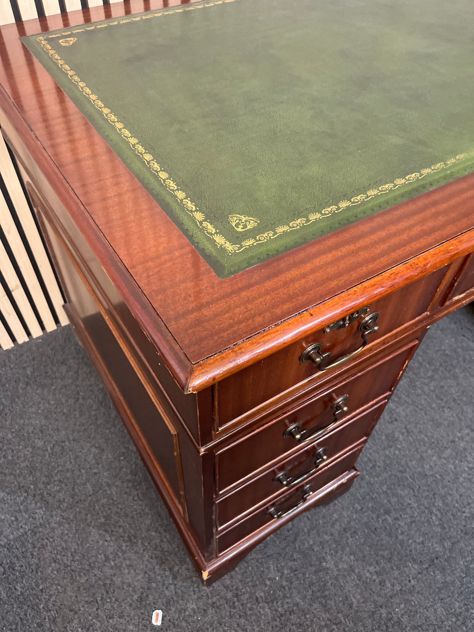Ornate mahogany writing bureau with leather top (H 77 x W 137 x D 79cm 43827A