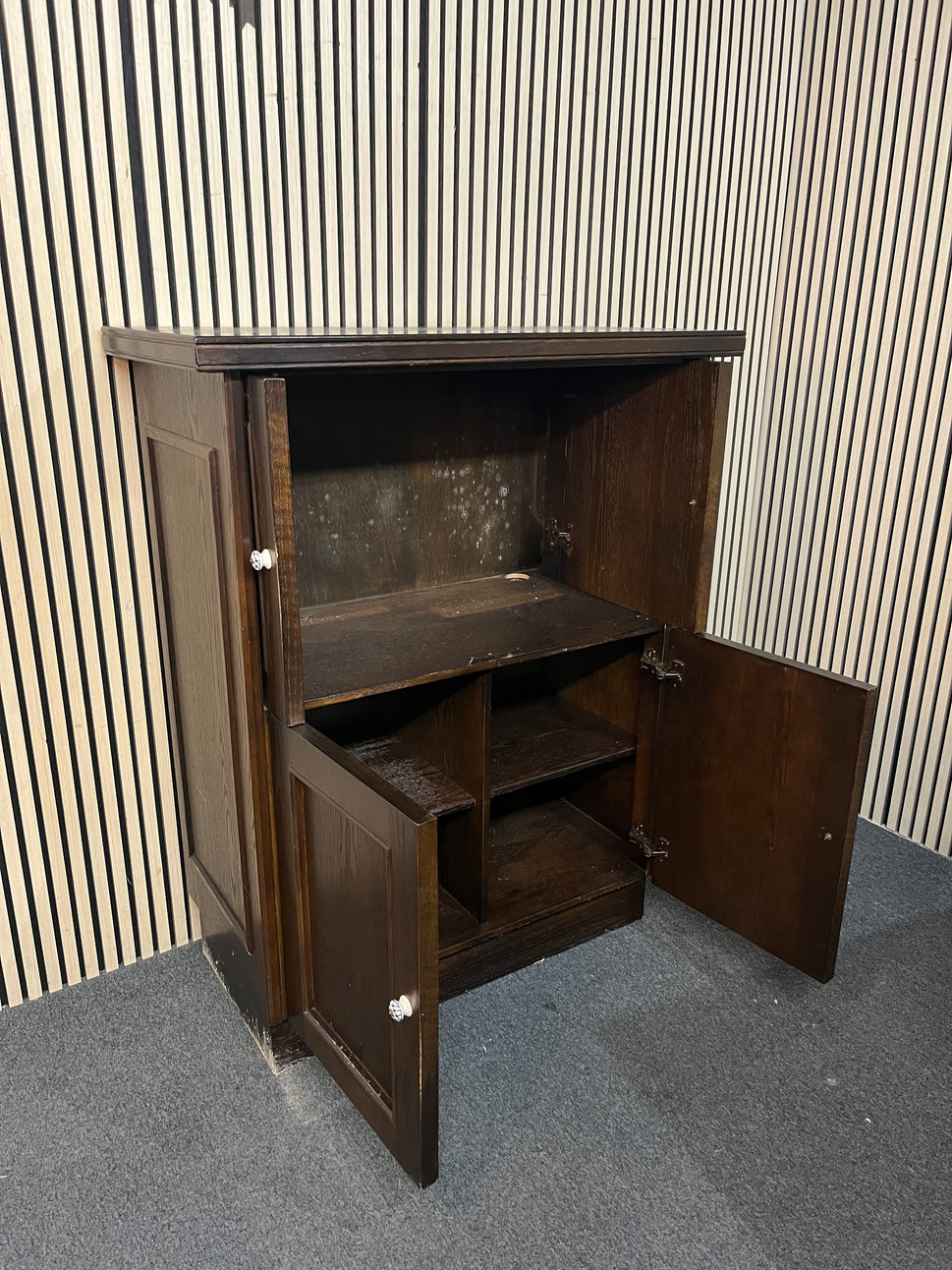 4 door darkwood laminate tv unit (H 139 x W 110 x D 56 cm) 2226