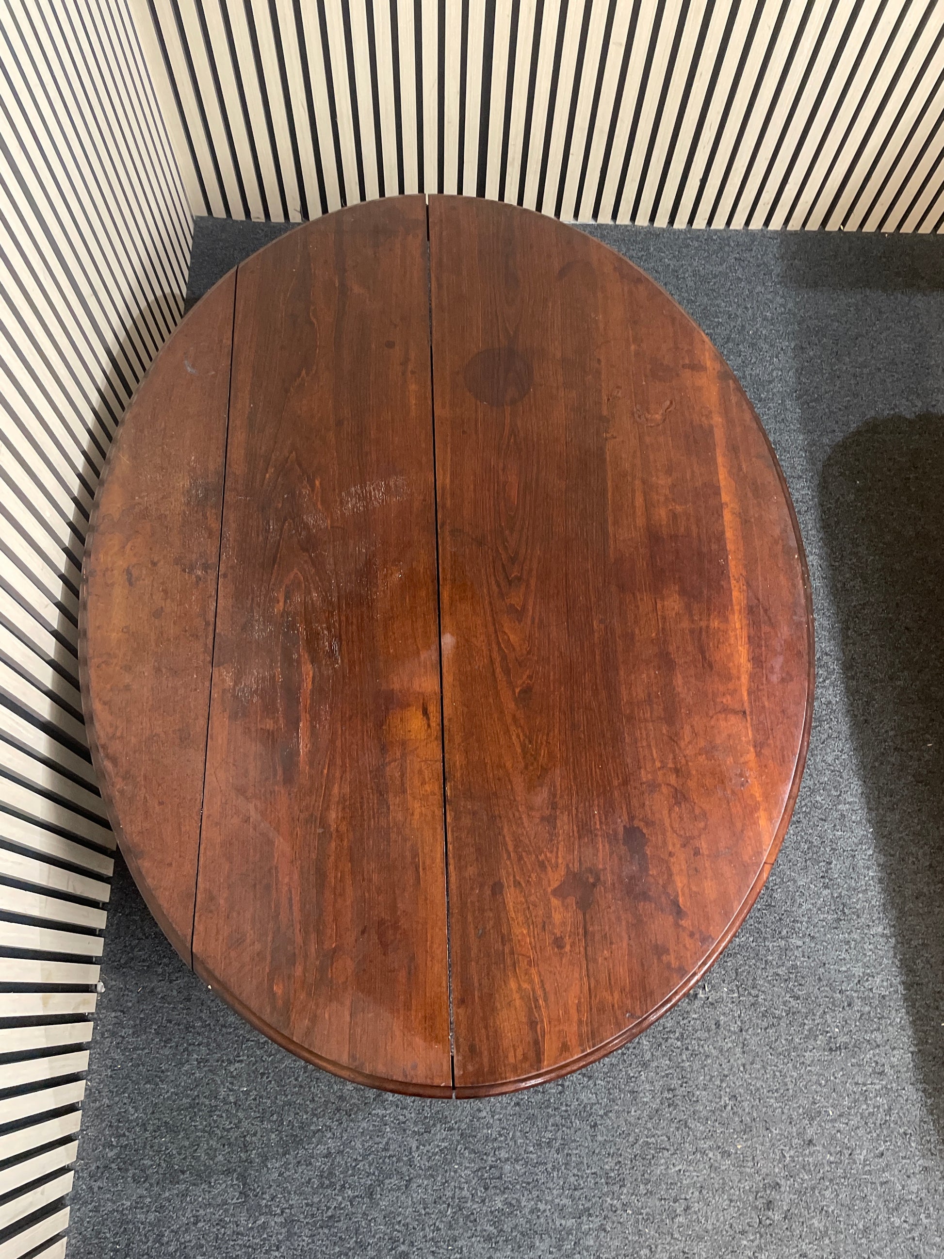Antique oval low mahogany coffee table with splayed legs (H 44 x W 132 x D 97 cm) 3126