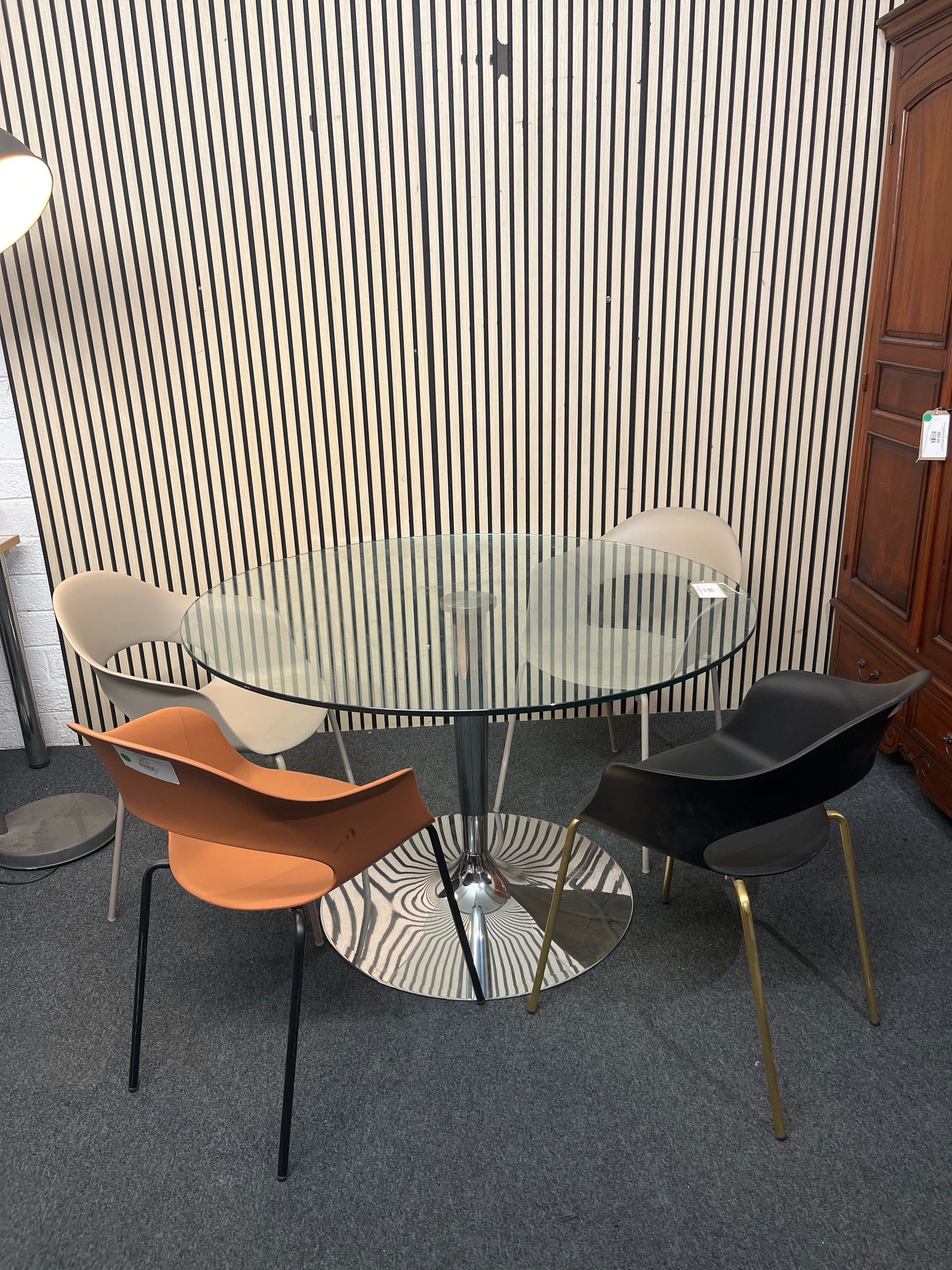 Solid metal frame central base circular glass dining table (120cm dim) 3126
