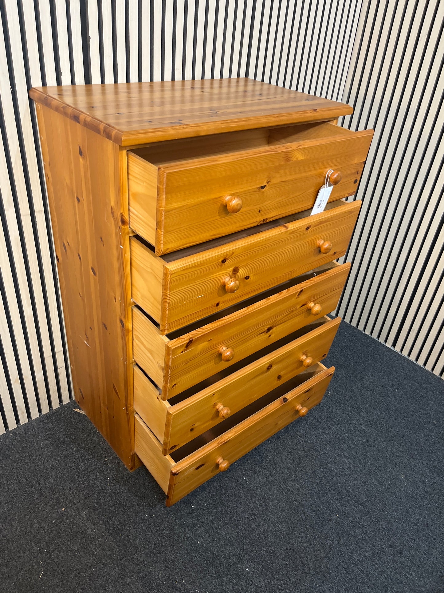 five-drawer chest in good condition. H 113 x W 76 x D 40 cm)  44138