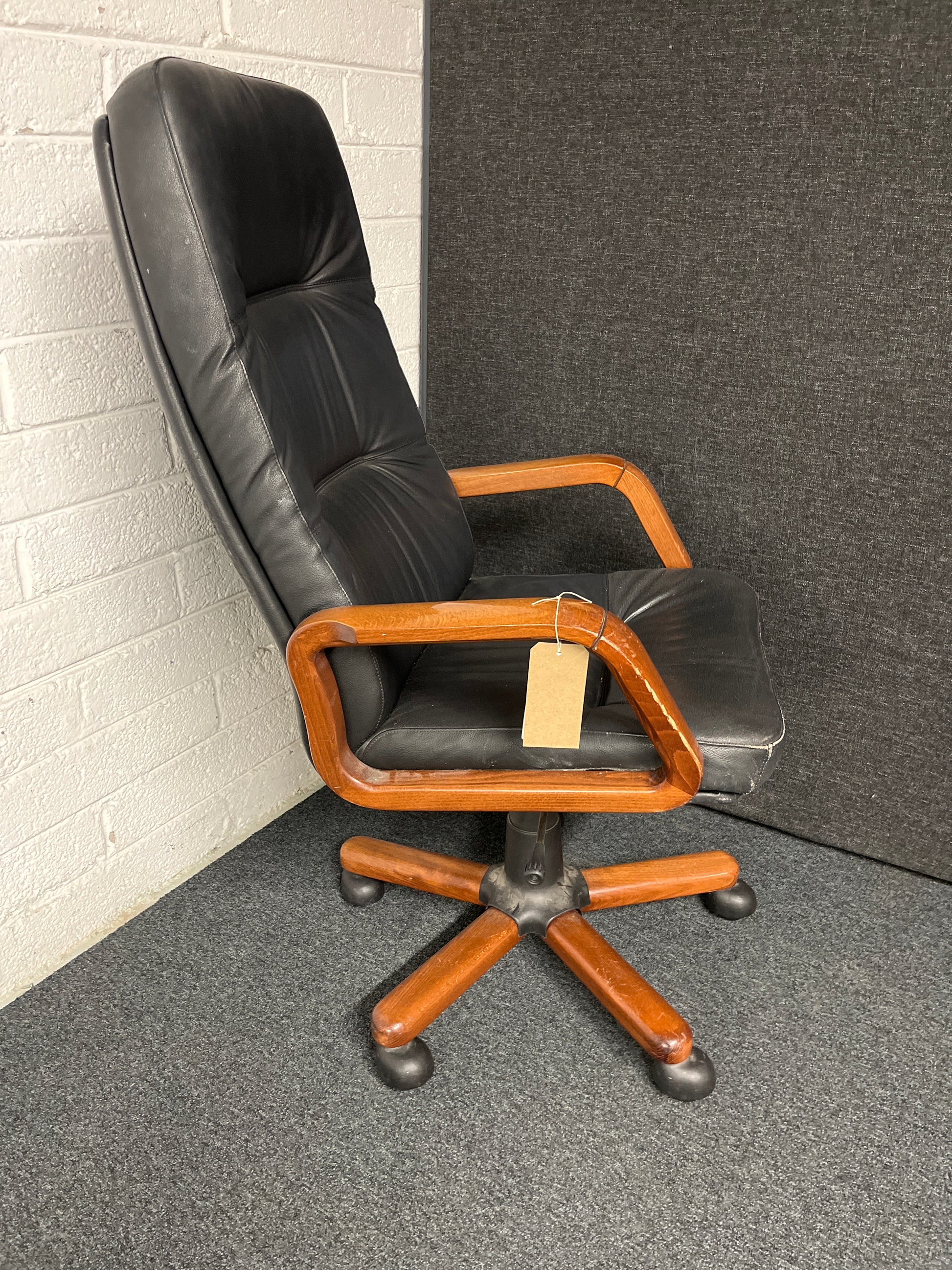 Black leatherette swivel chair with walnut arms and base 1225