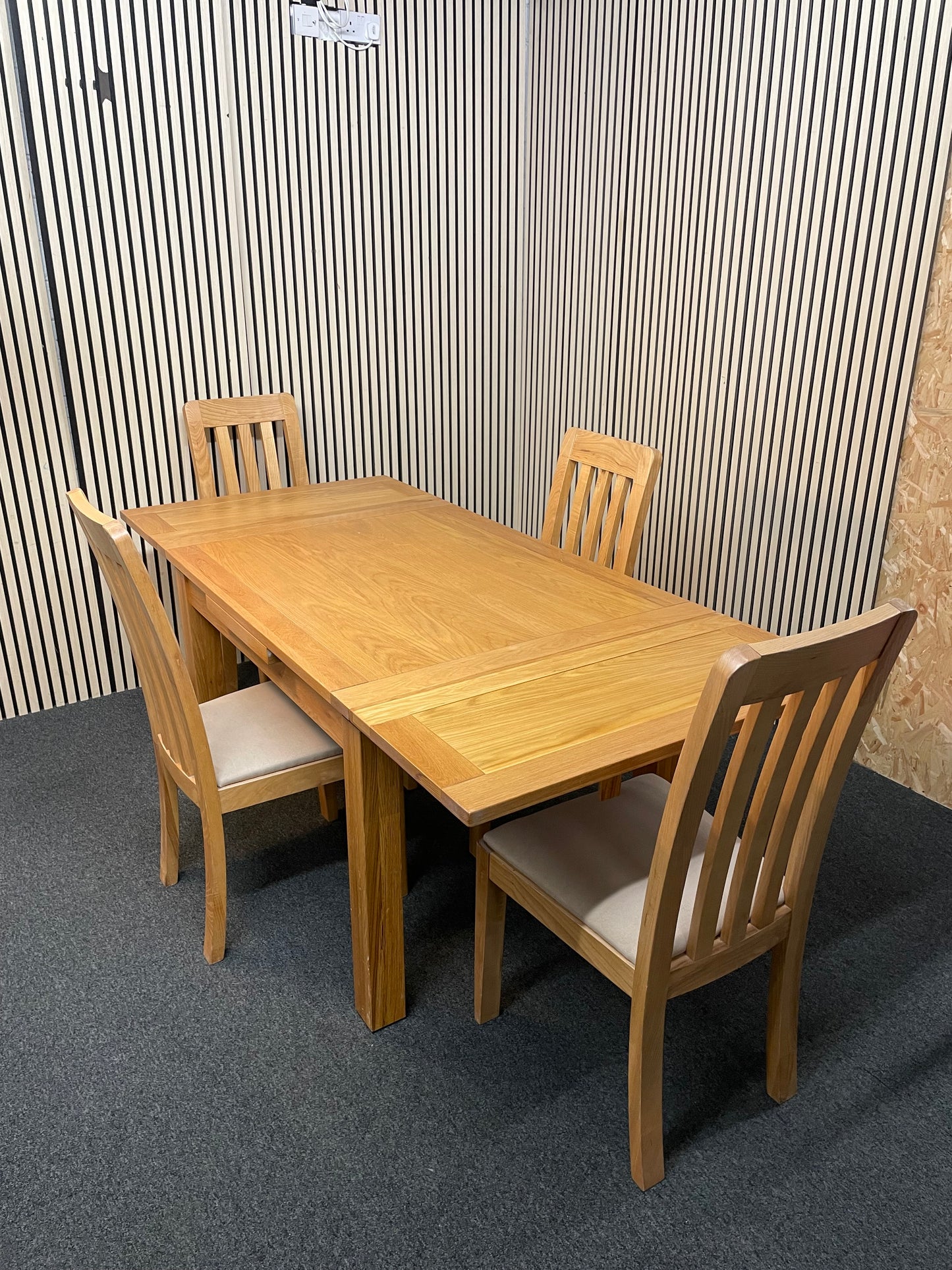 A solid oak extendable light-wood stained dining table (L 120- 200 x W 90 cm) with 4 no. matching slatted chairs with cream seat fabric 2425