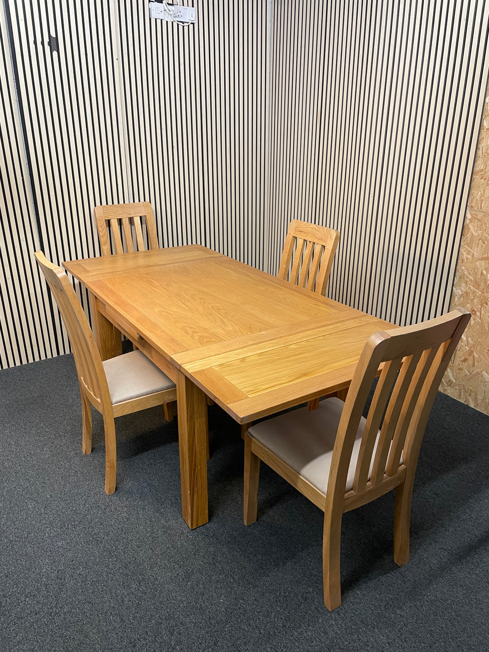 A solid oak extendable light-wood stained dining table (L 120- 200 x W 90 cm) with 4 no. matching slatted chairs with cream seat fabric 2425