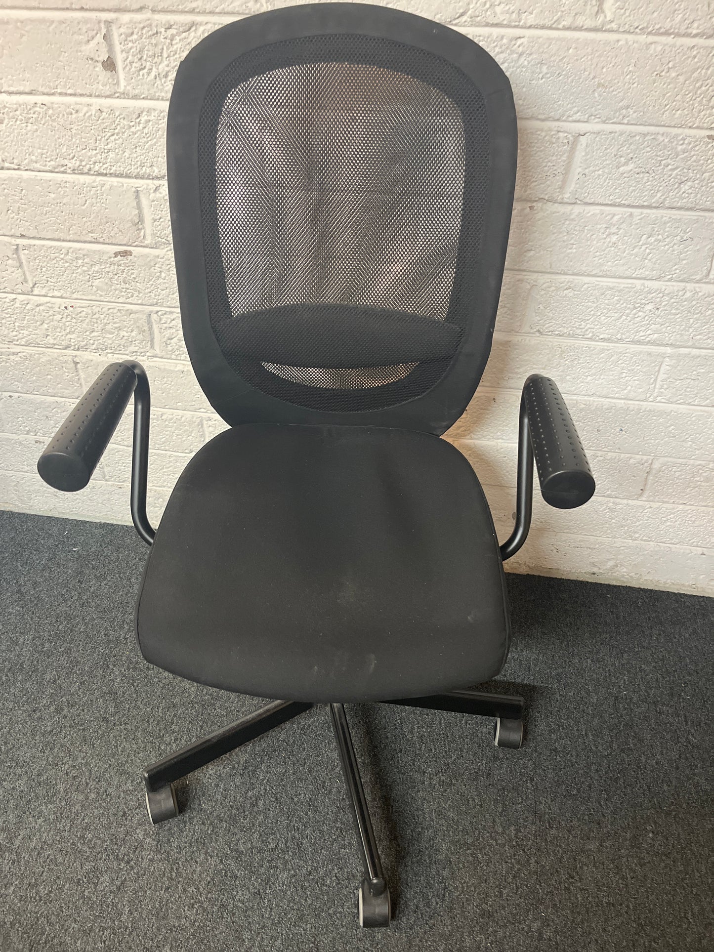 Black mesh swivel chair with fixed arms 1325