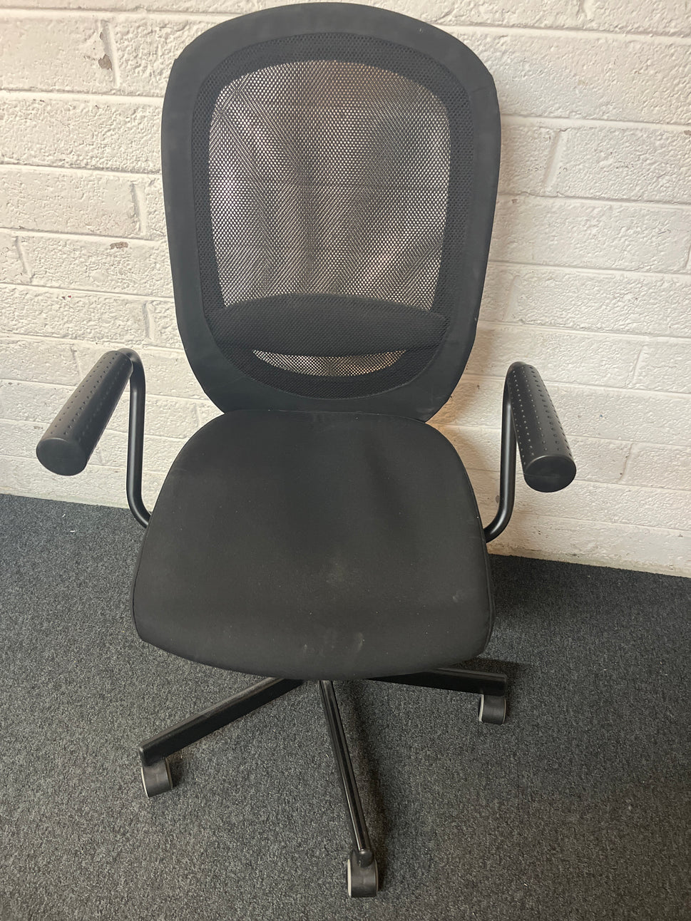Black mesh swivel chair with fixed arms 1325