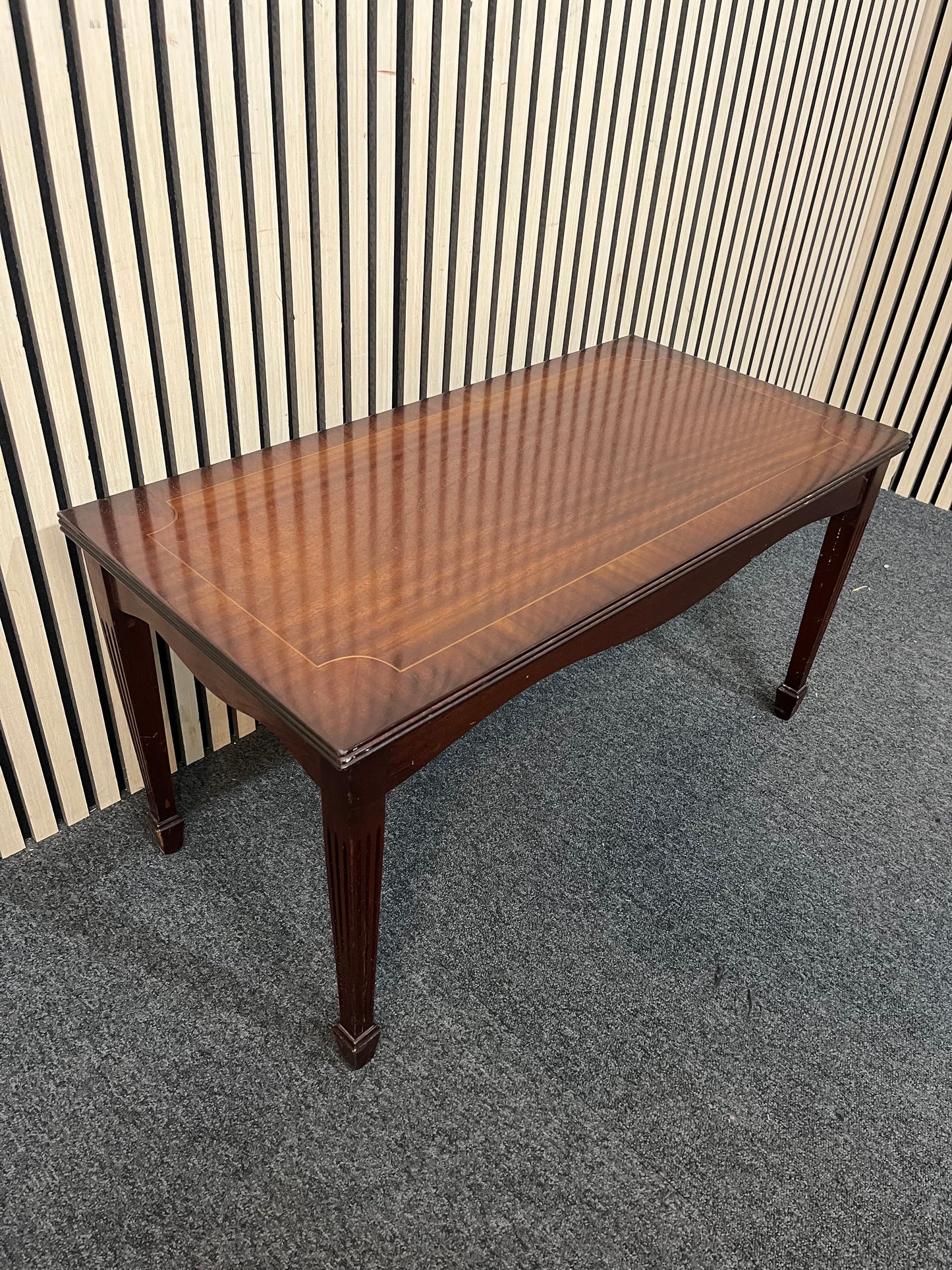 Mahogany coffee table (H 46 x W 86 x D 43 cm) 3126