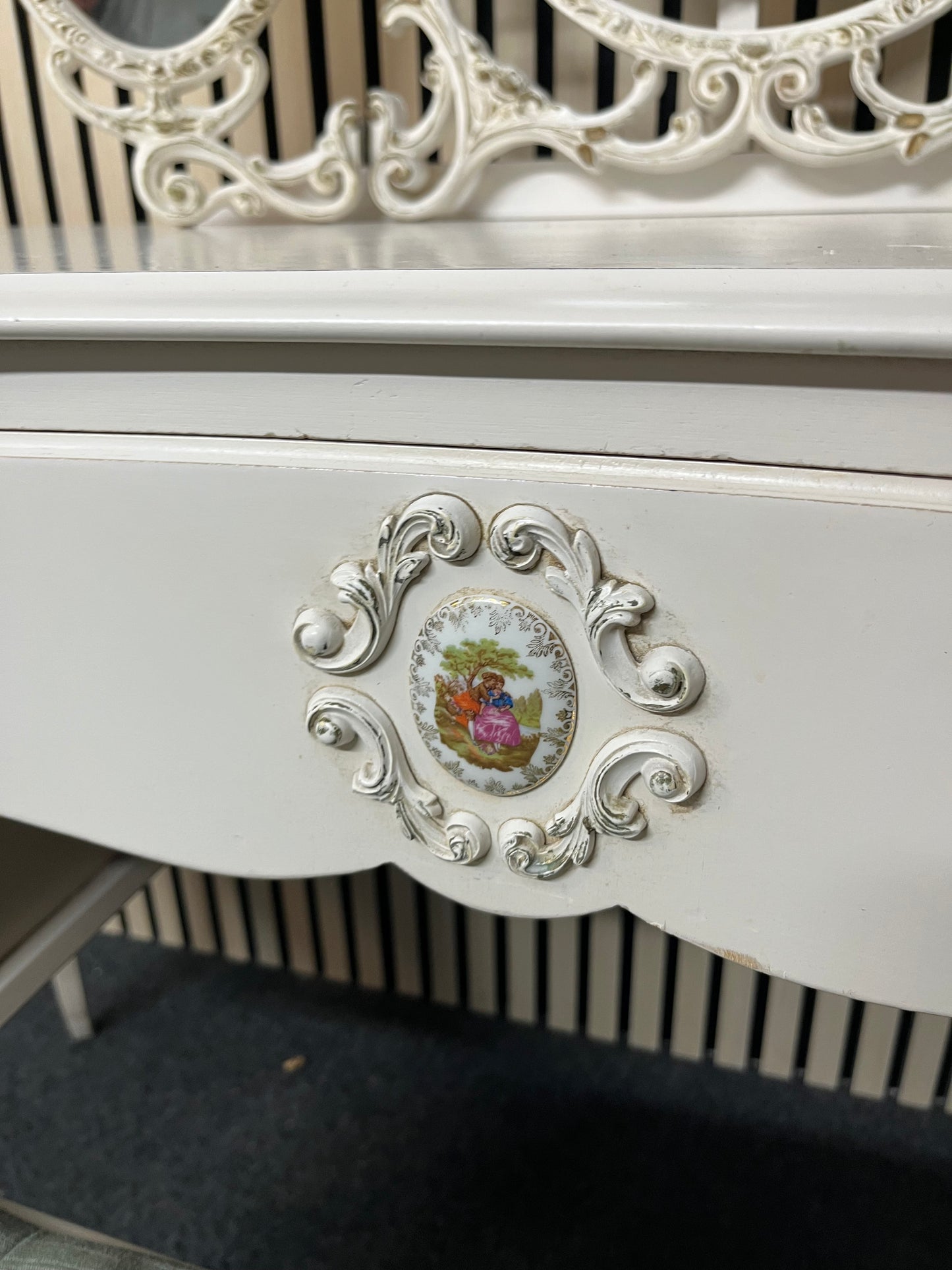 Ornate cream dressing table with matching mirror and stool (H 140 x W 132 x D 55 cm) 2325