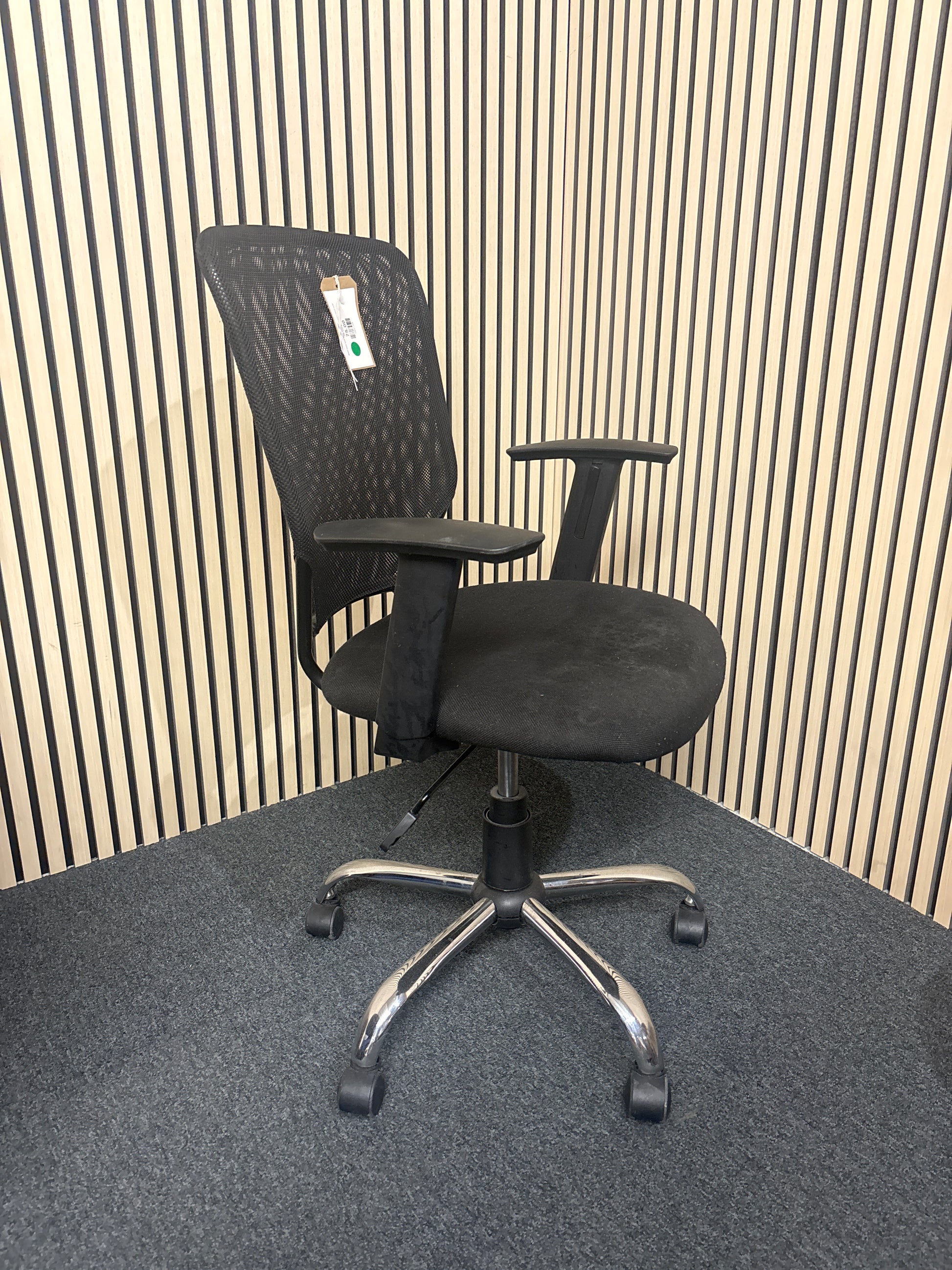 Black mesh back fabric seat second hand swivel chair with fixed arms