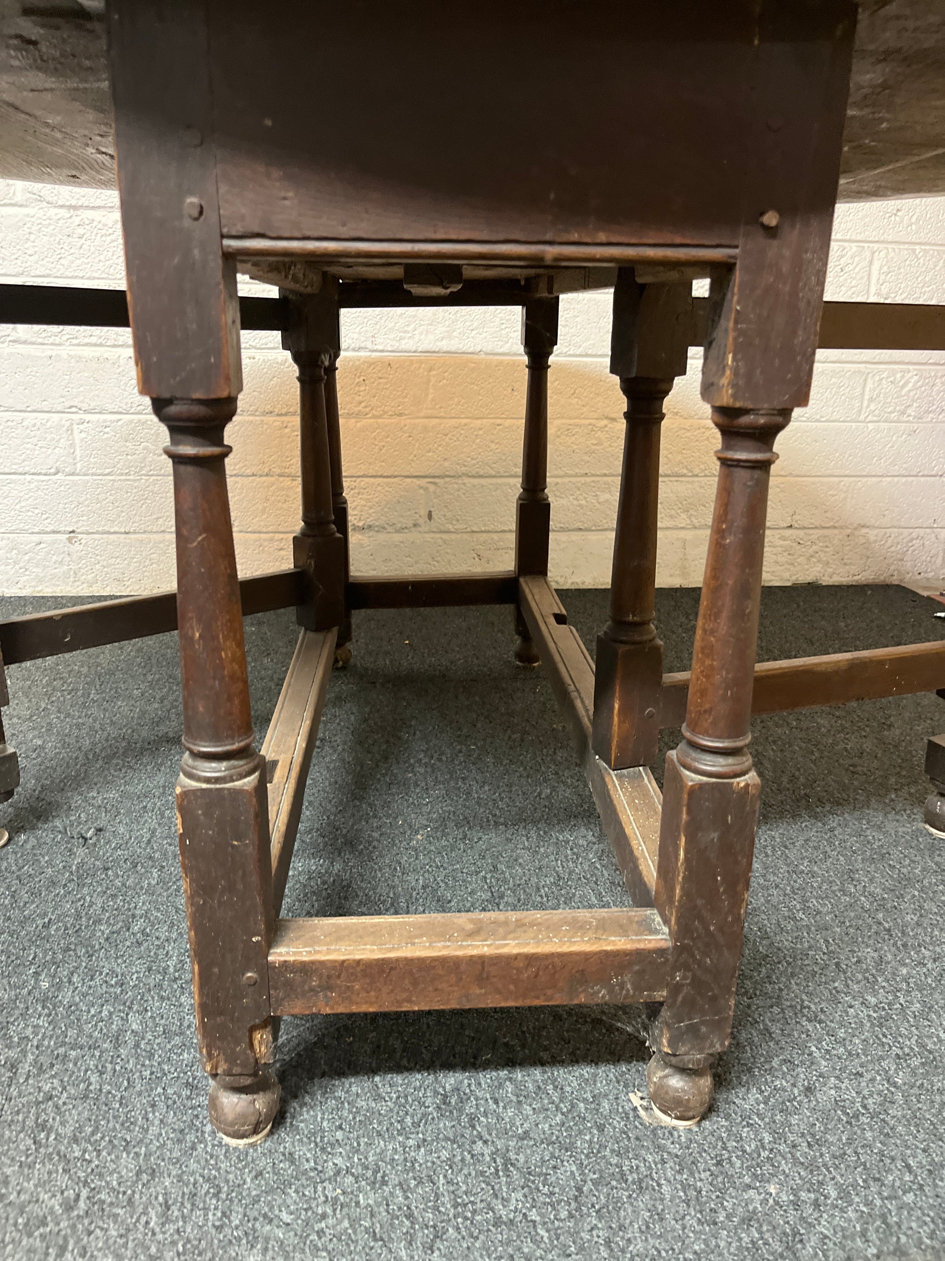Stained oak drop leaf table (H 70 x W 140 x D 116 cm) 1325
