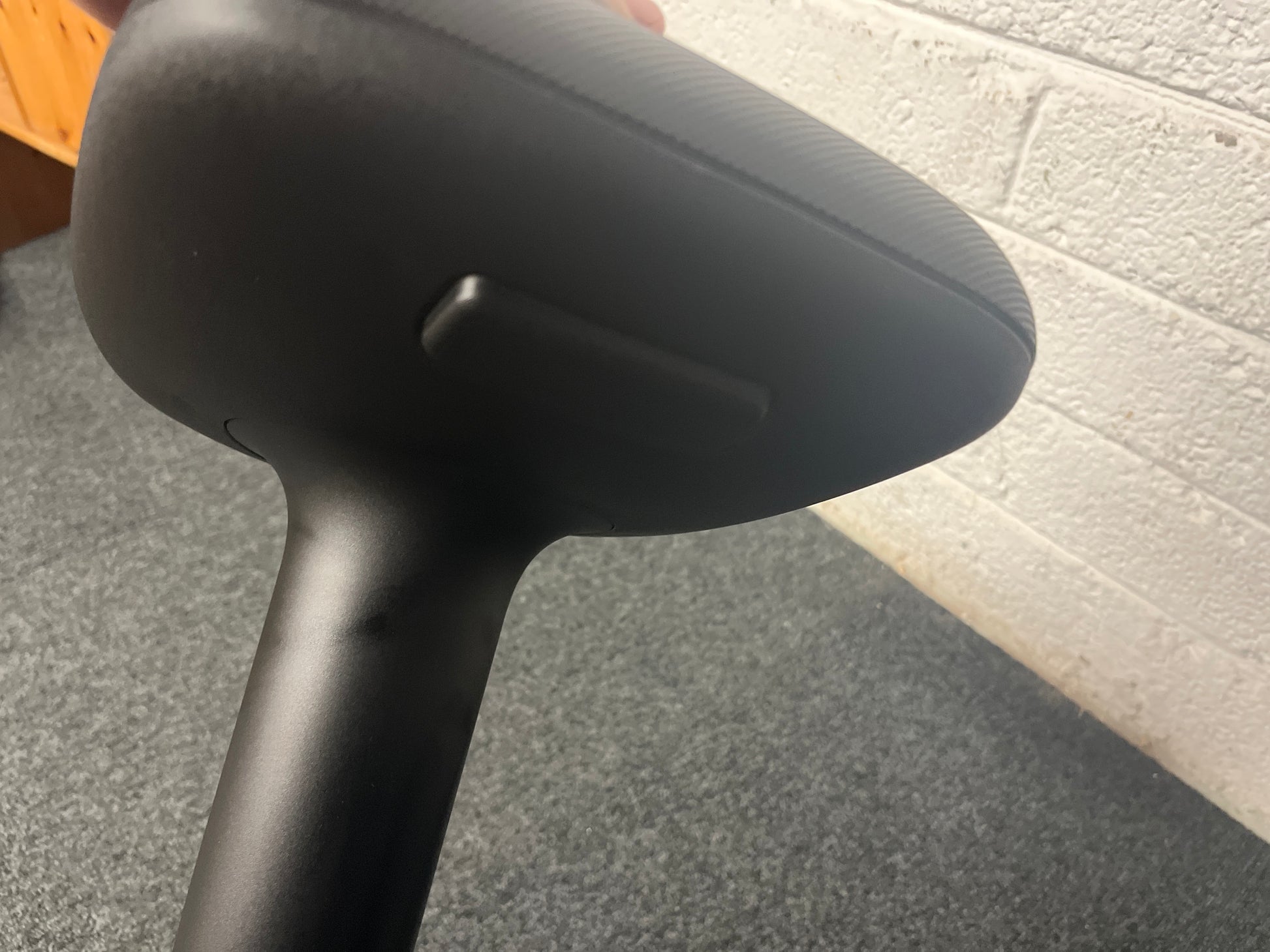 Lean back stool height adjustable in black rubber