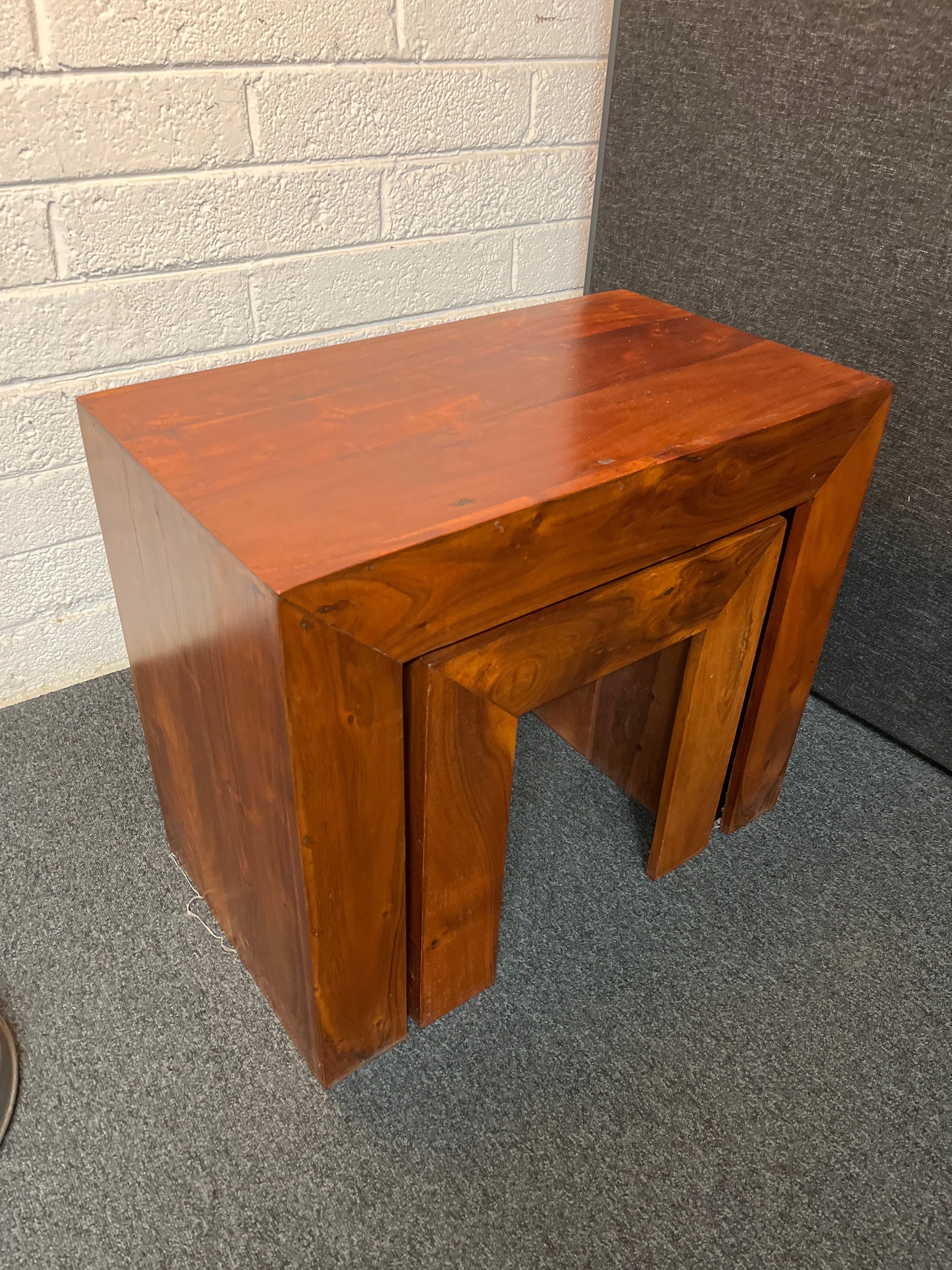 Solid teak stained nest of 2 lamp tables (H 60 x W 70 x D 40 cm) 2225