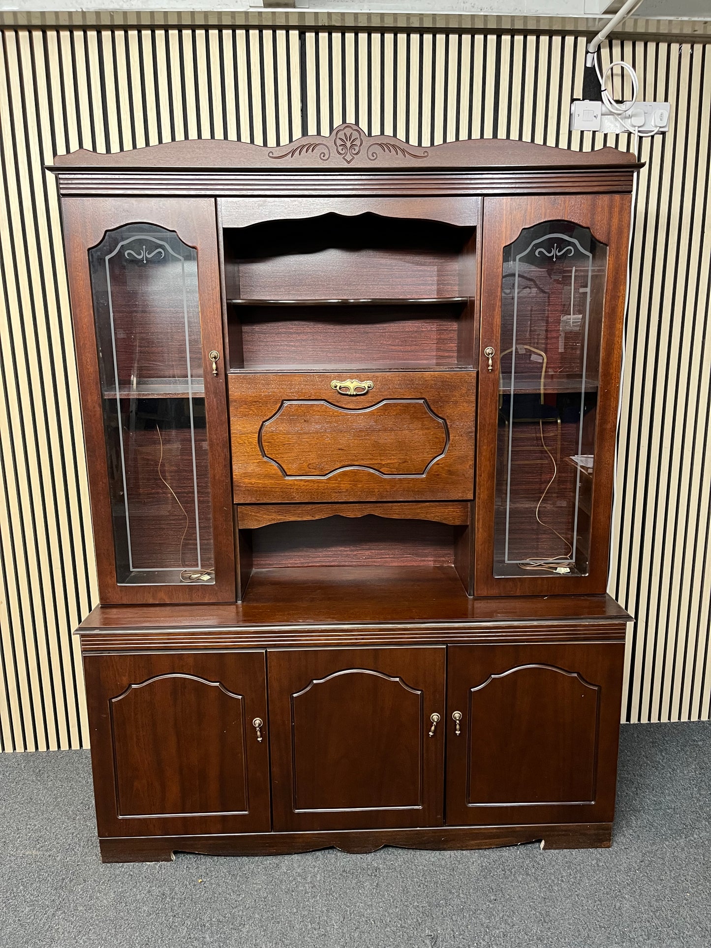 Large Rossmore mahogany display unit (H 194 x W 156 x D 48 cm) 1425