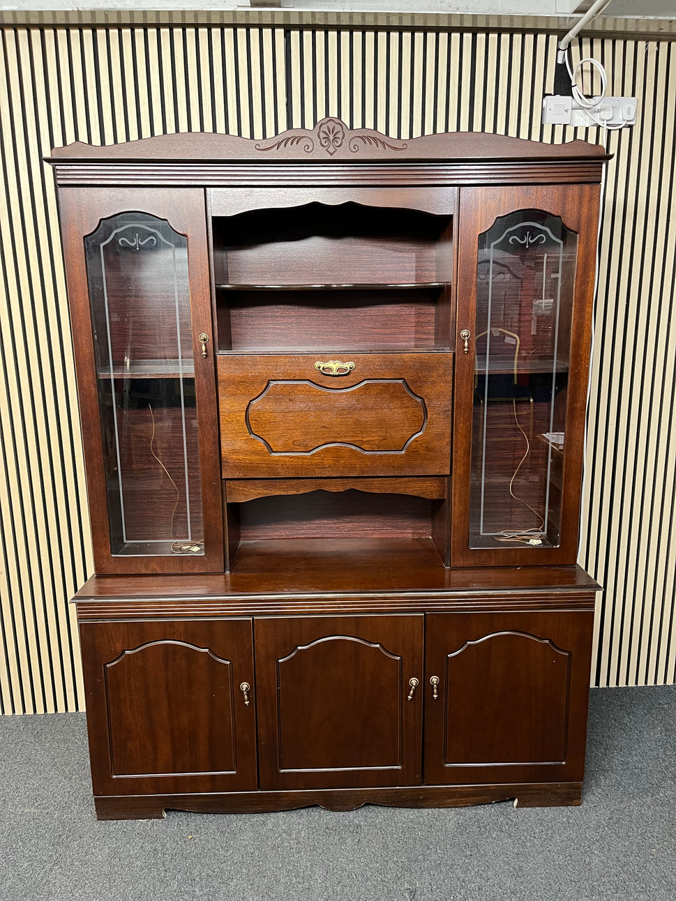 Large Rossmore mahogany display unit (H 194 x W 156 x D 48 cm) 1425