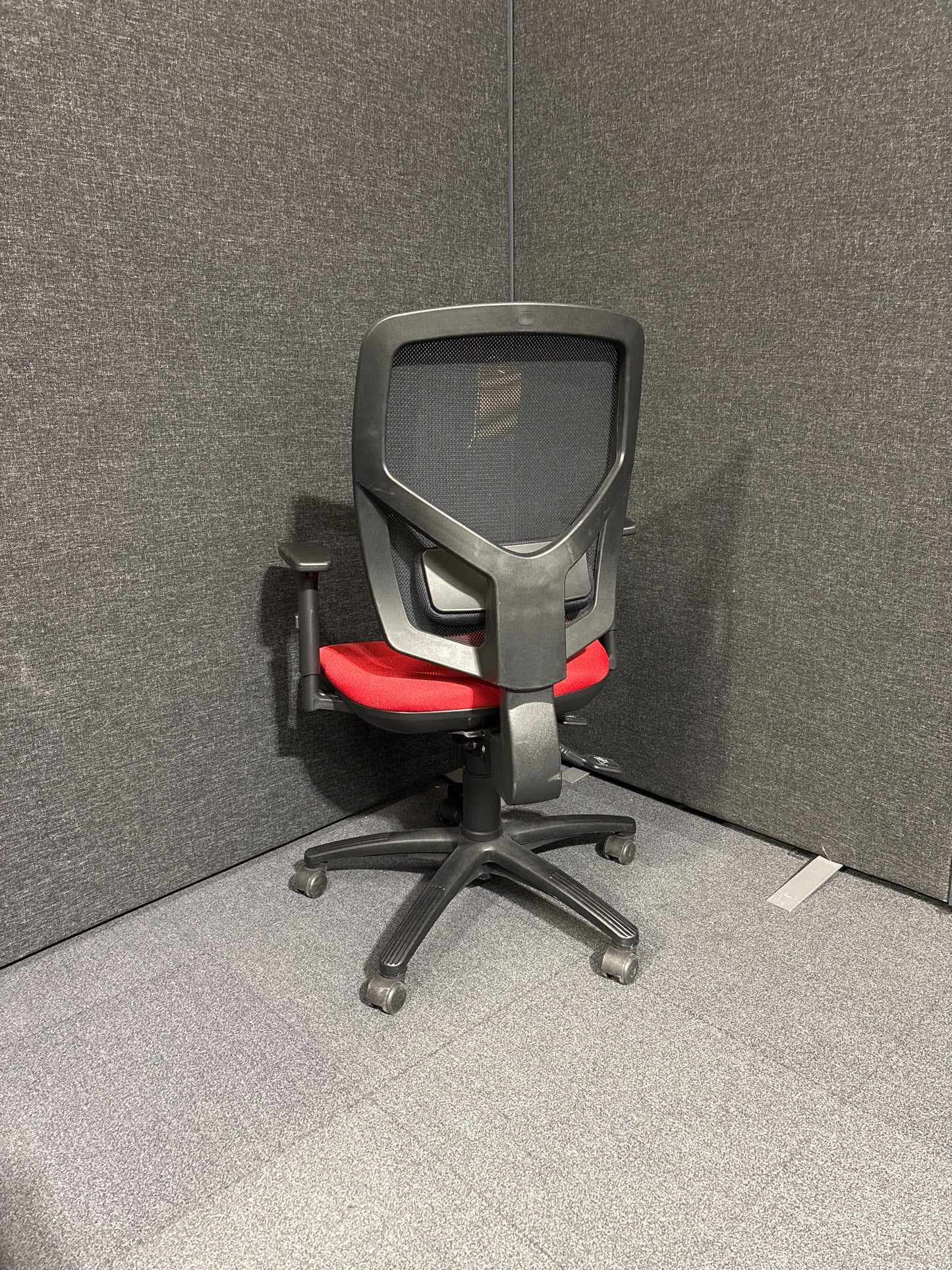 Black mesh back red fabric seat swivel chair with height adjustable arms