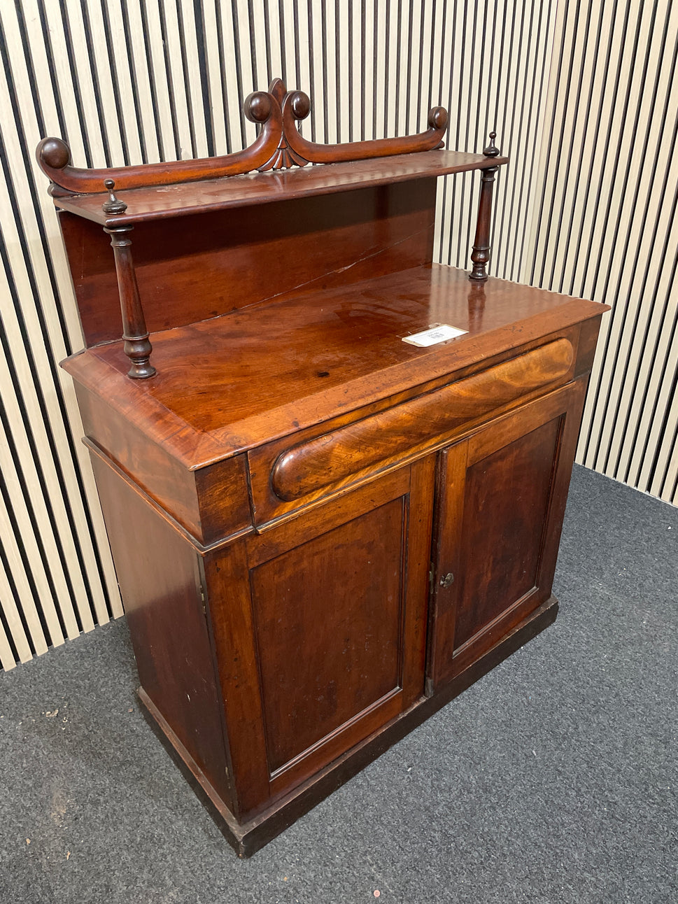 Ornate mahogany cabinet (H 130 x W 97 x D 47 cm) 2425