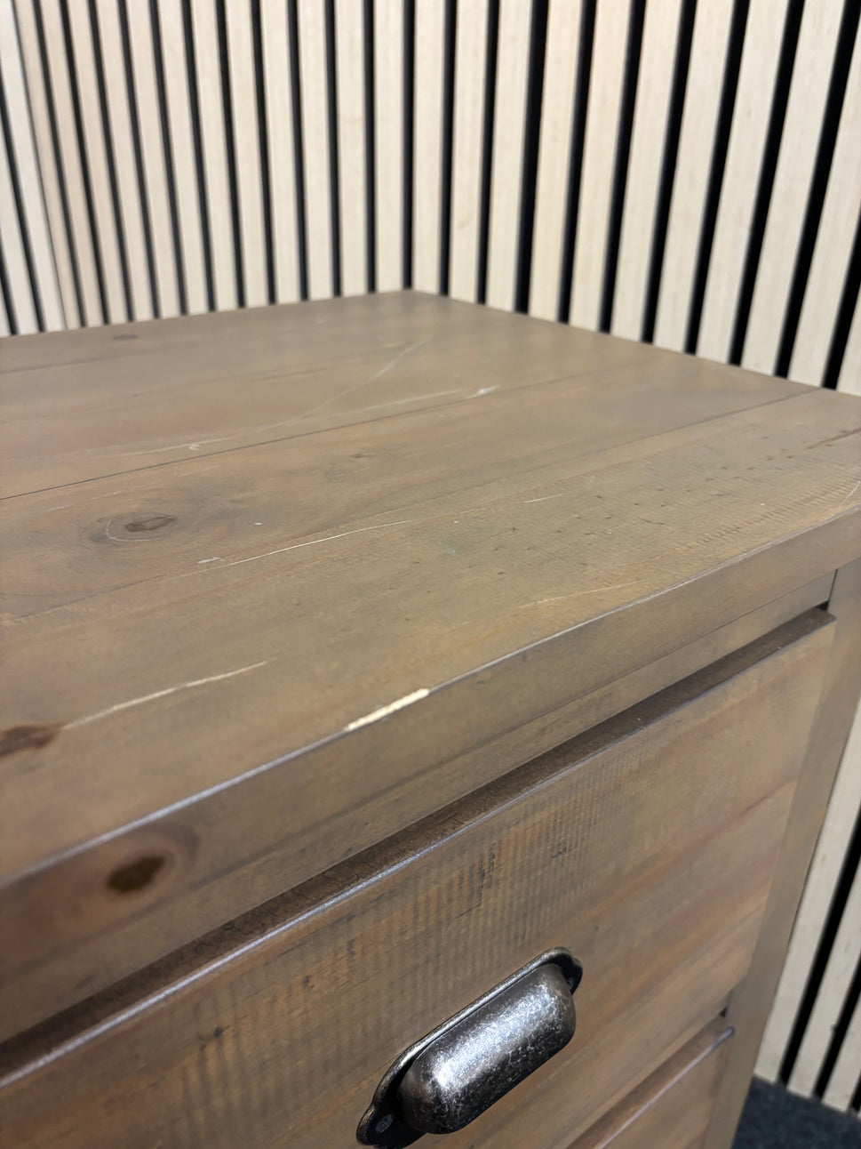 Solid dark oak 3 drawer chest of drawers (H 92 x W 105 x D 41 cm) 2226