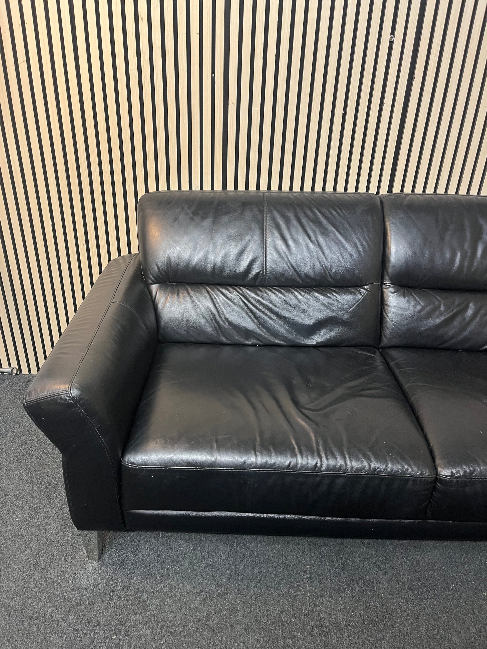 Large 2 seater black leather sofa on metal frame (200 cm width) 43394