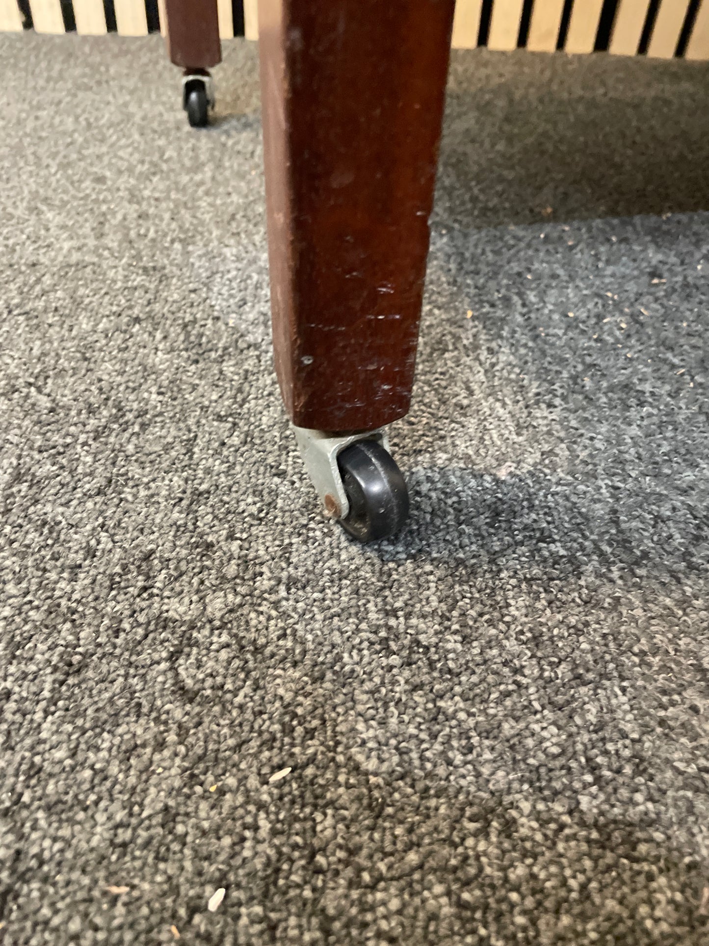 Mahogany tiered drinks trolley on castors (H 75 x W 75 x D 40 cm) 2425