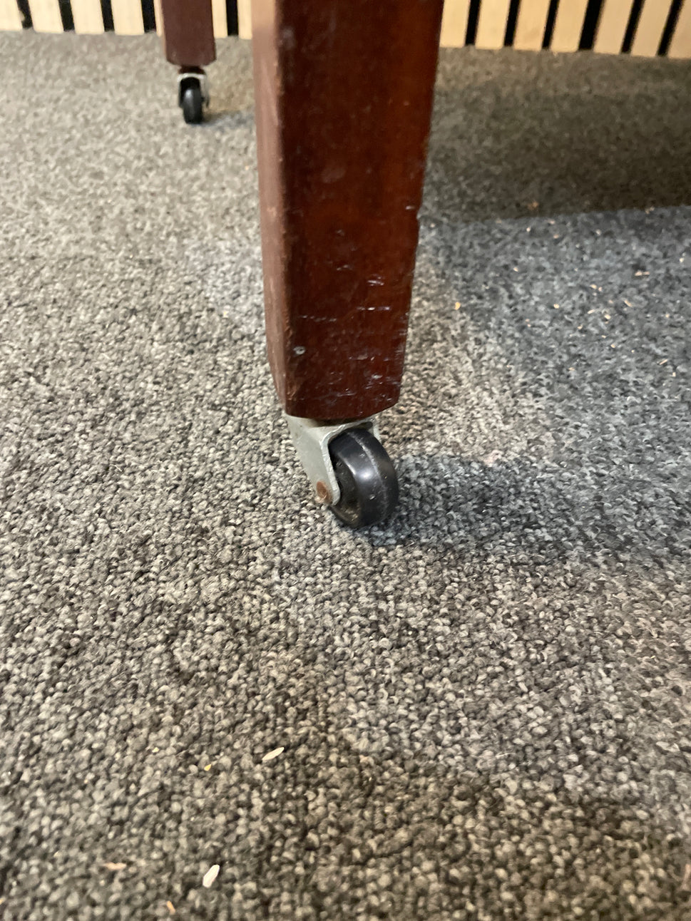 Mahogany tiered drinks trolley on castors (H 75 x W 75 x D 40 cm) 2425