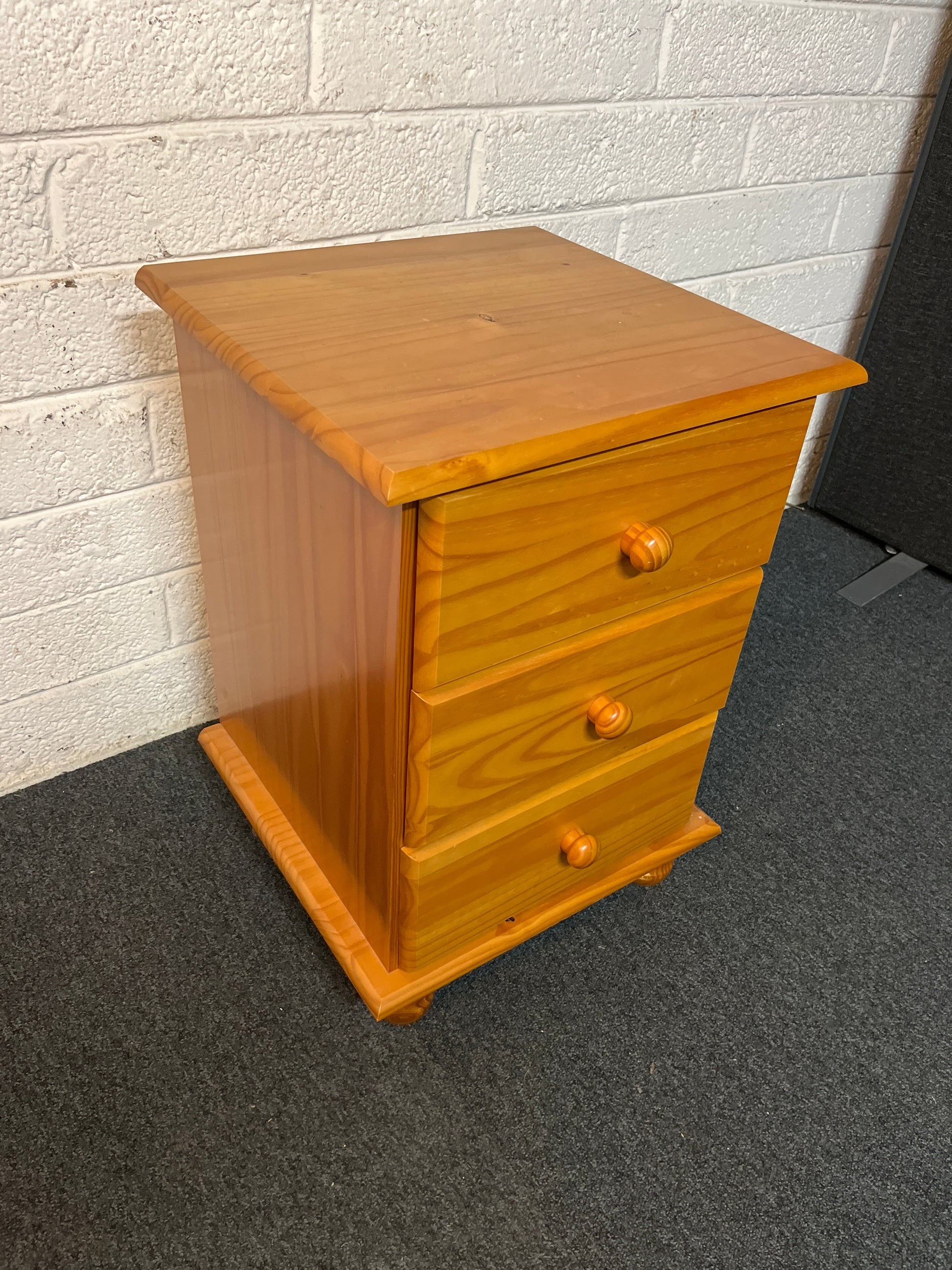 3 drawer pine bedside locker (H 62 x W 44 x D 44 cm) 3225
