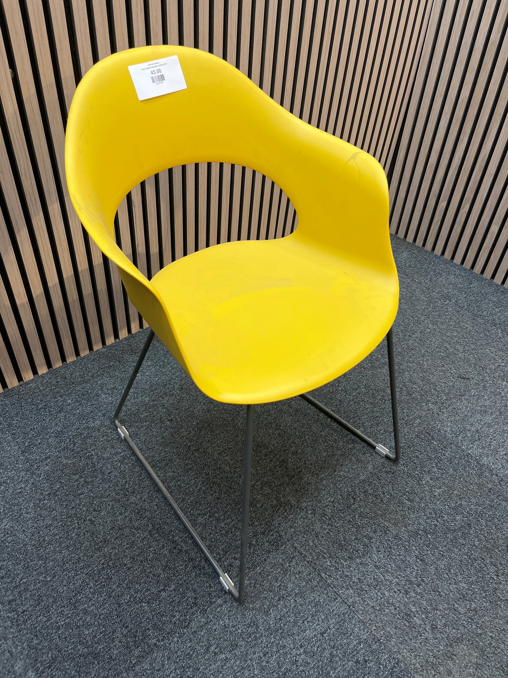 Remo 4 legged solid plastic meeting chair