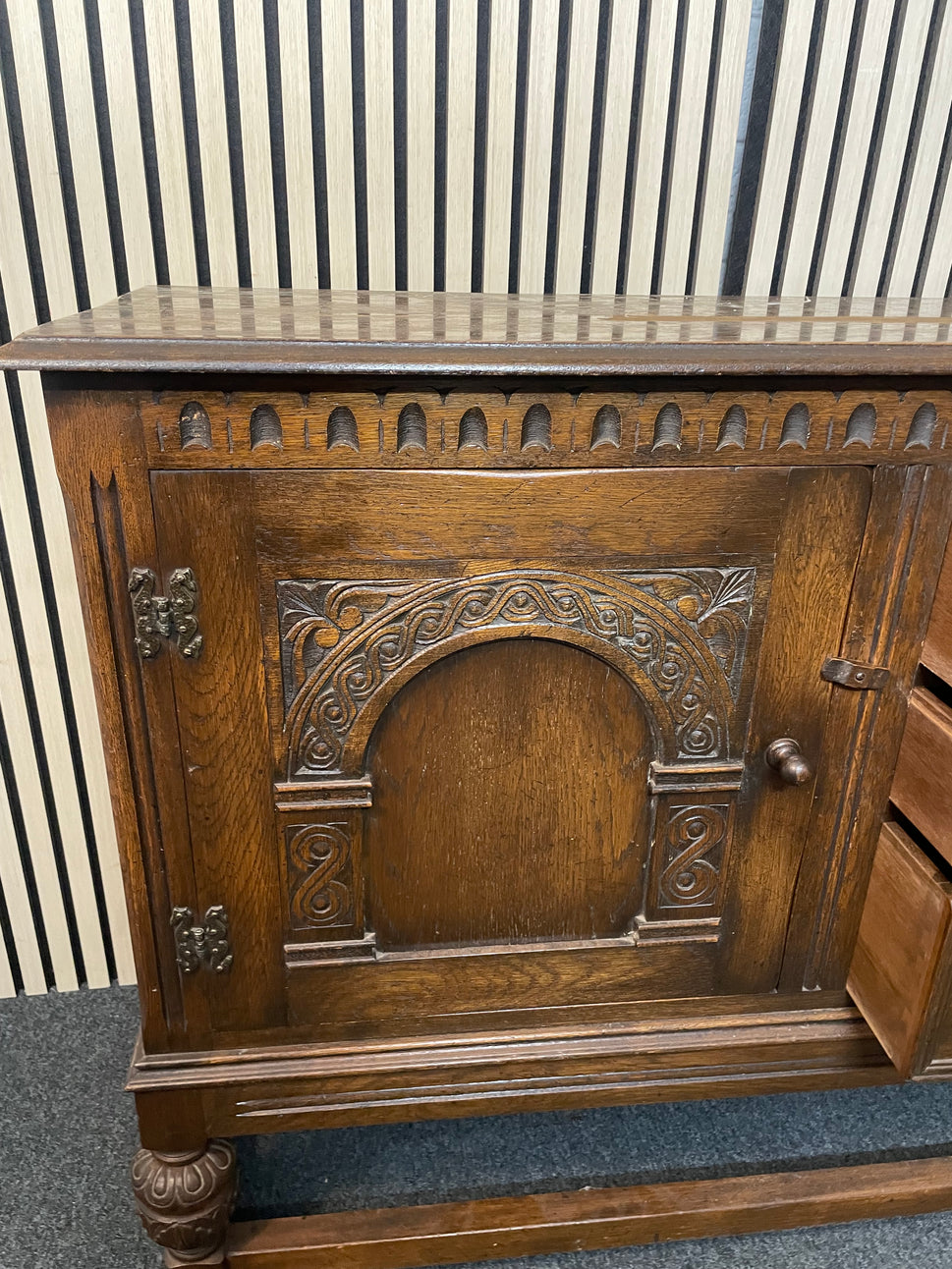 Solid english oak stained 2 door 3 drawer sideboard with ornate detail (H 90 x W 165 x D 43 cm) 2425