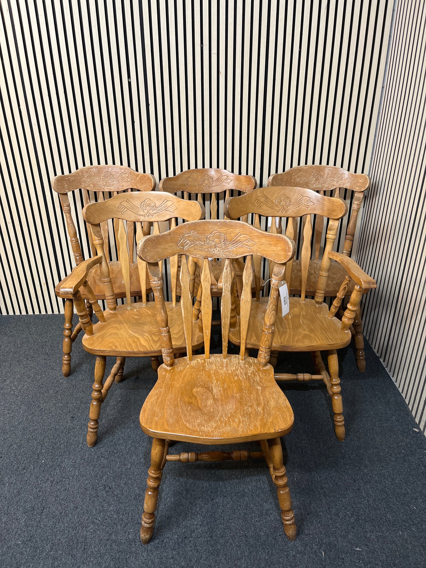 Oak veneer spindle back dining chairs & carvers (4 CHAIRS AND 2 CARVERS SET) 43945