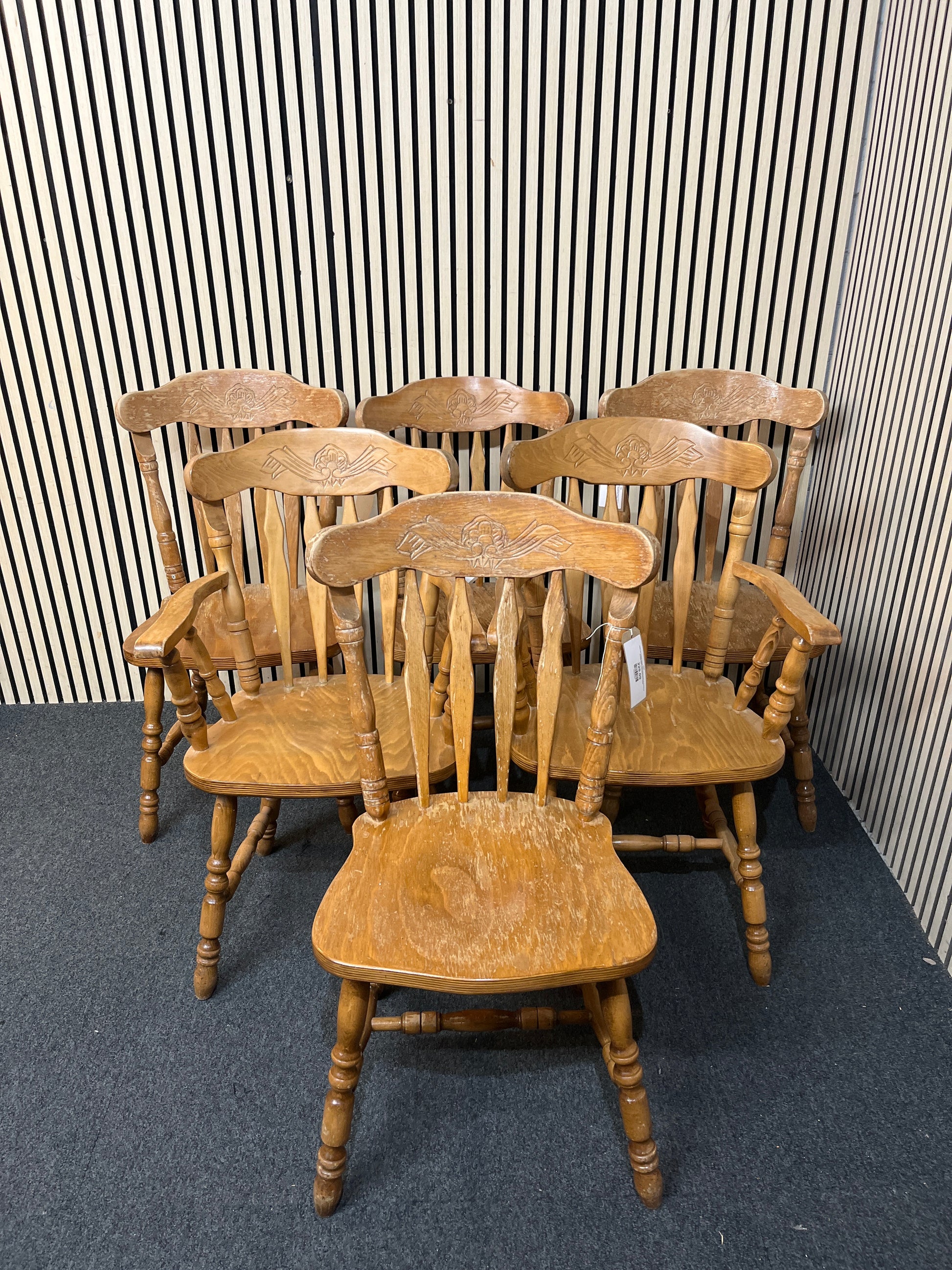 Oak veneer spindle back dining chairs & carvers (4 CHAIRS AND 2 CARVERS SET) 43945