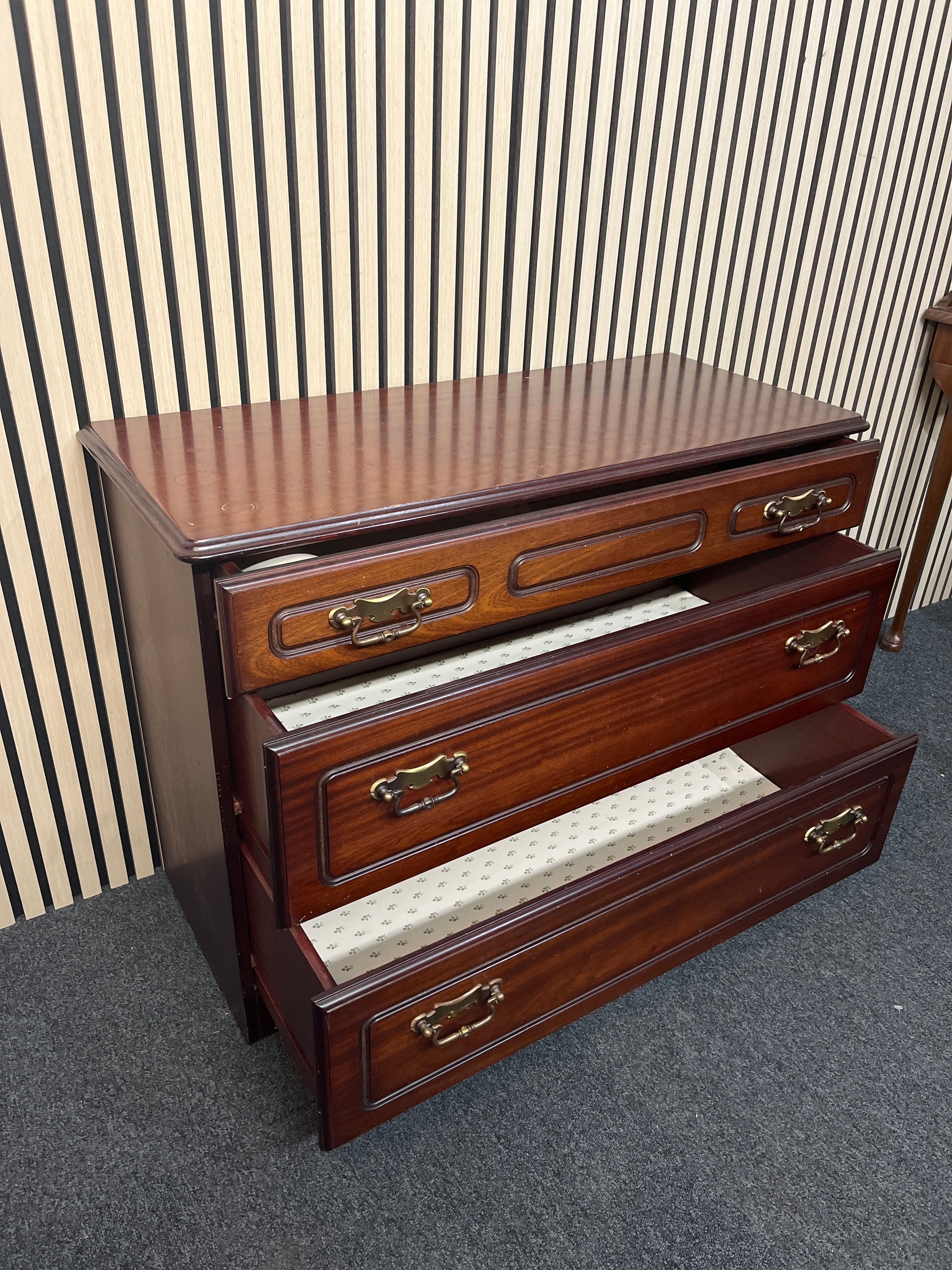 Rossmore mahogany low 3 drawer chest (H 73 x W 95 x D 41 cm) 3325