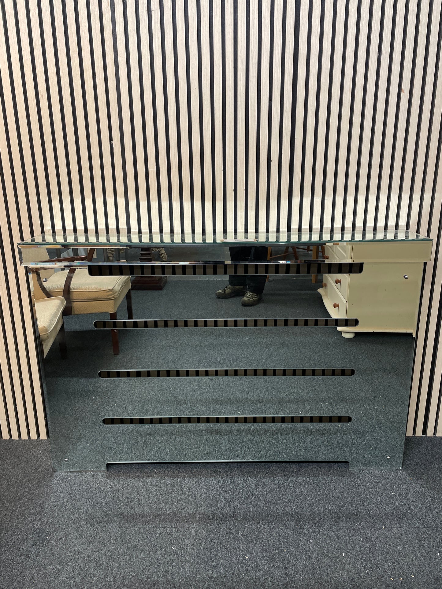 Mirrored glass radiator cabinet (H 89 x W 136 x D 21 cm) 1126