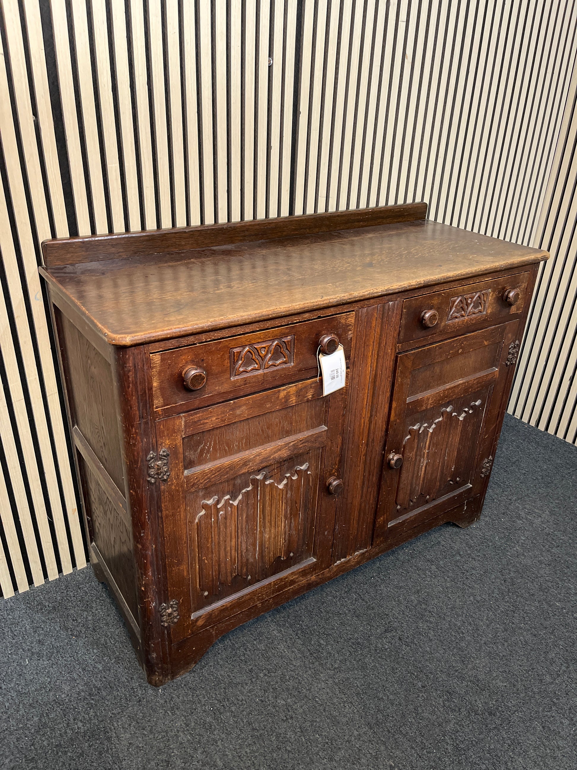 English oak ornate 2 door 2 drawer sideboard (H 97 x W 120 x D 48 cm) 3126